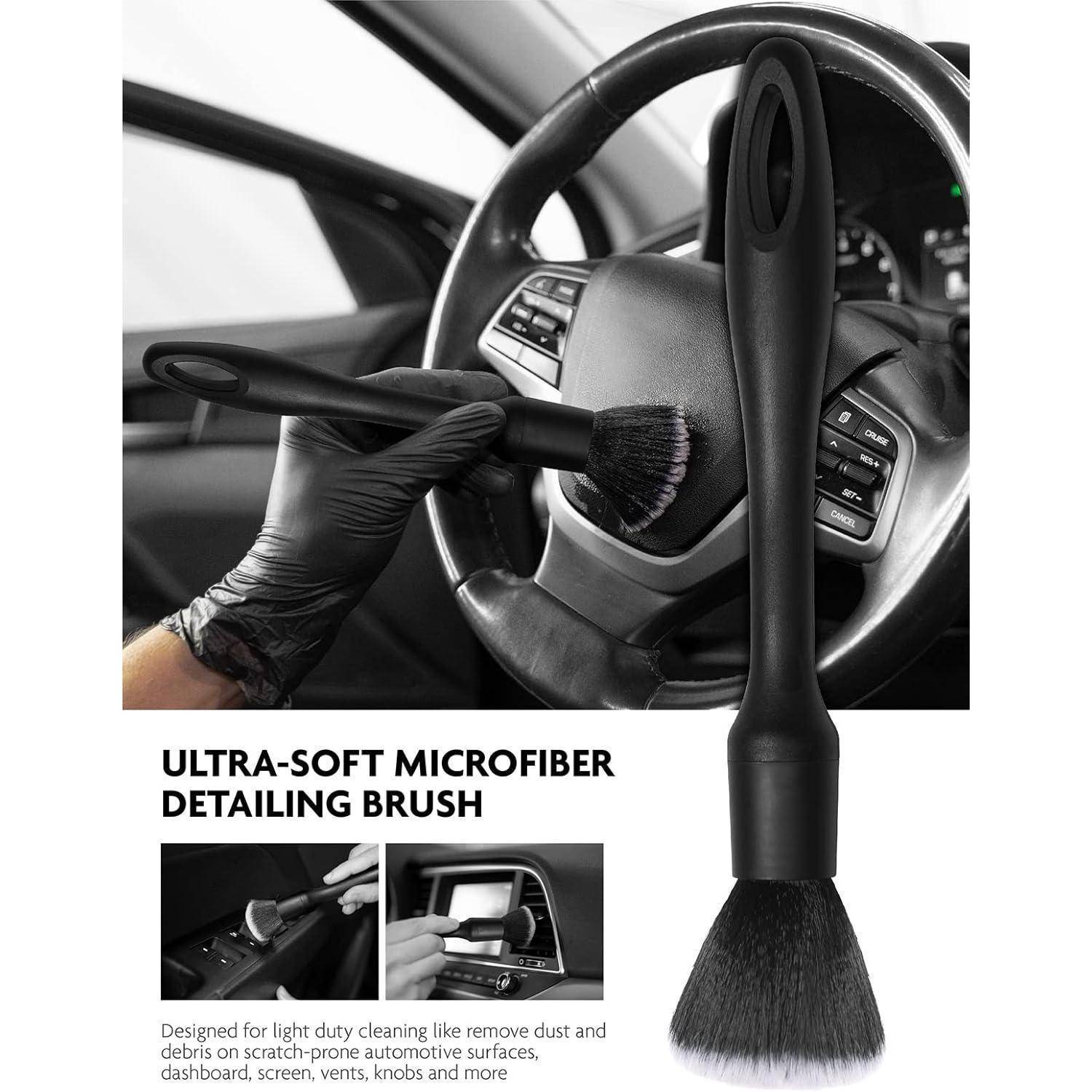 Mikrofaser-Detaillierungsbürste reinigt Autolenkrad und Innenraum; eingefügte Fotos zeigen die Entfernung von Staub aus Armaturenbrett, Lüftungsschlitzen und Bedienelementen.