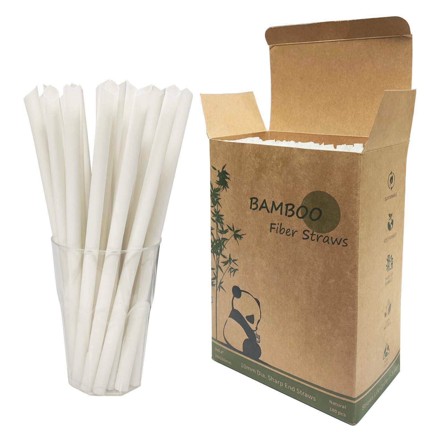 Ein klares Glas enthält weiße Strohhalme neben einer Pappe mit der Aufschrift „BAMBOO Fiber Straws