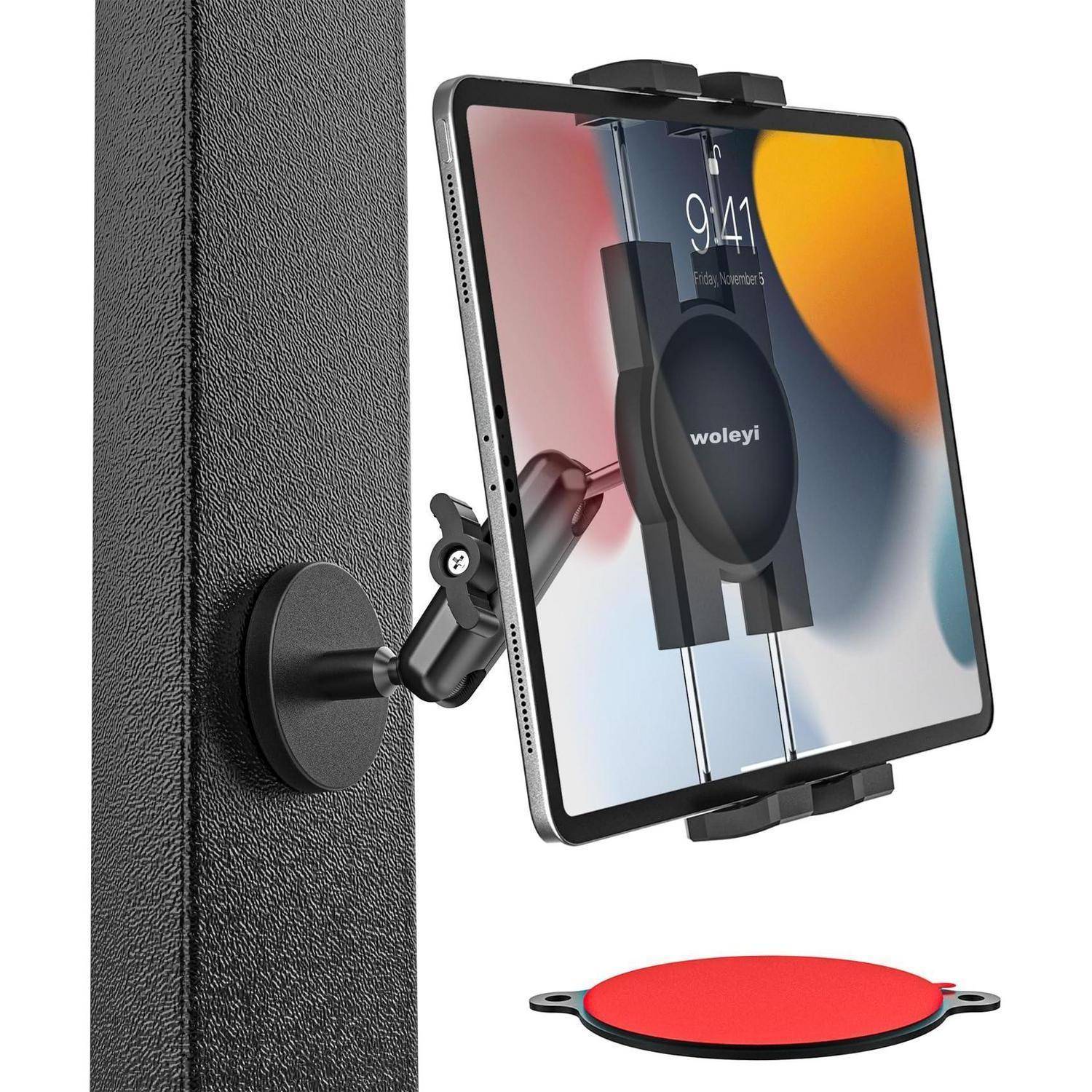 Tablet an einer Wandhalterung mit verstellbarer Klemme und Saugnapfbefestigung montiert; eine rote runde Grundplatte wird unten gezeigt.