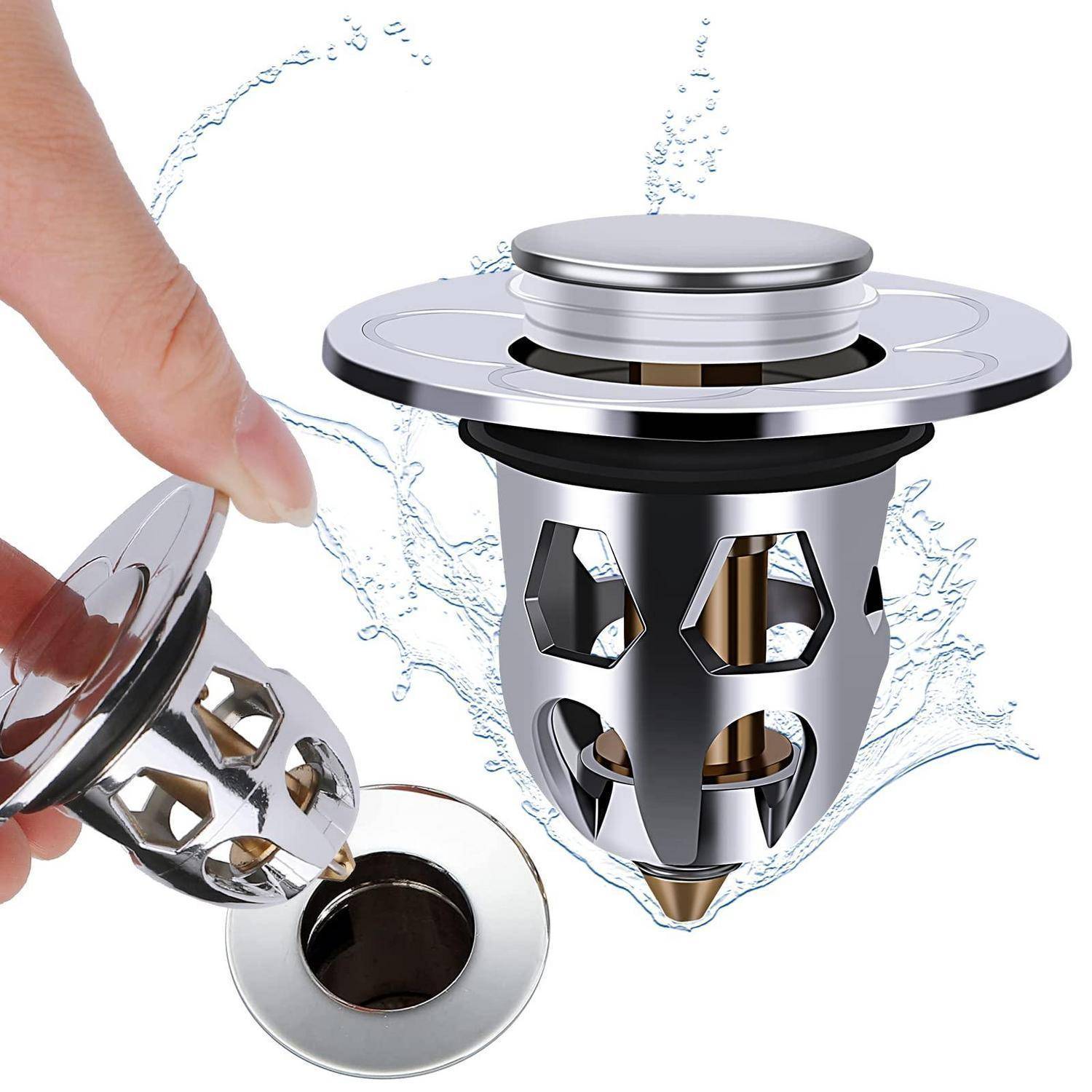 Hand, die ein Metallsieb für den Spülbeckenablauf neben einem installierten Spritzventil positioniert, mit Wasser, das darum herum spritzt.