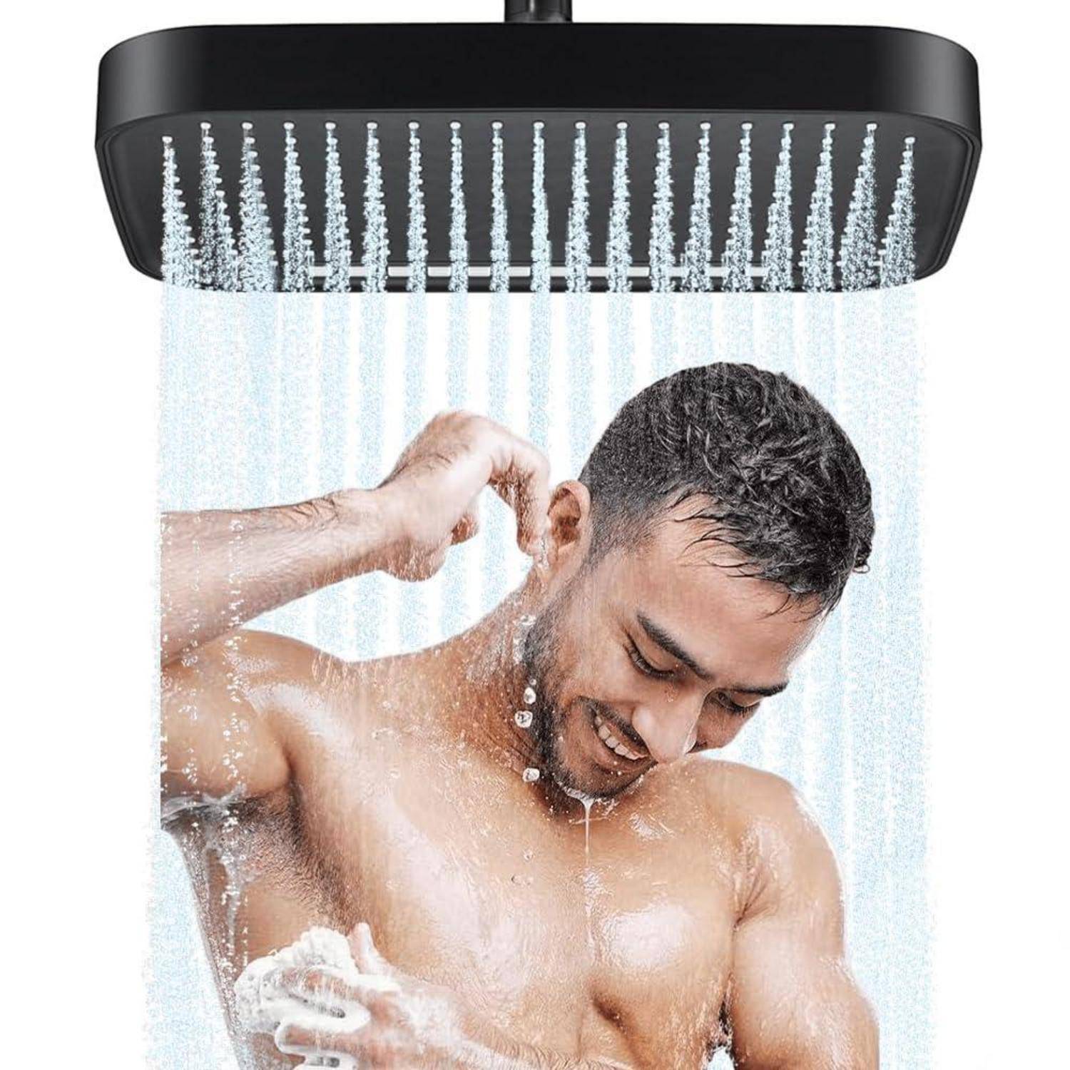 Ein Mann duscht unter einer großen schwarzen Regendusche und spült sich Nacken und Schulter in einem weißen Badezimmer ab.
