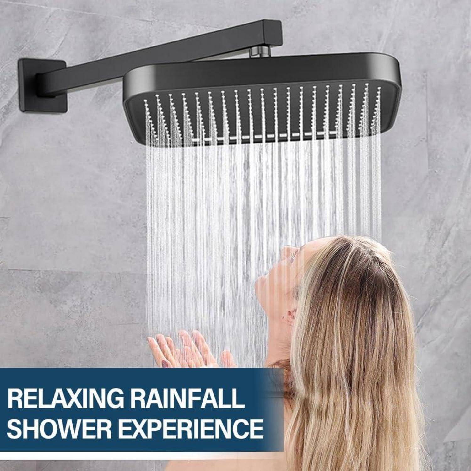 Eine Frau steht unter einem schwarzen Regenduschenkopf mit herabströmendem Wasser, neben dem Text „ENTSPANNENDES REGENDUSCHEN-ERLEBNIS