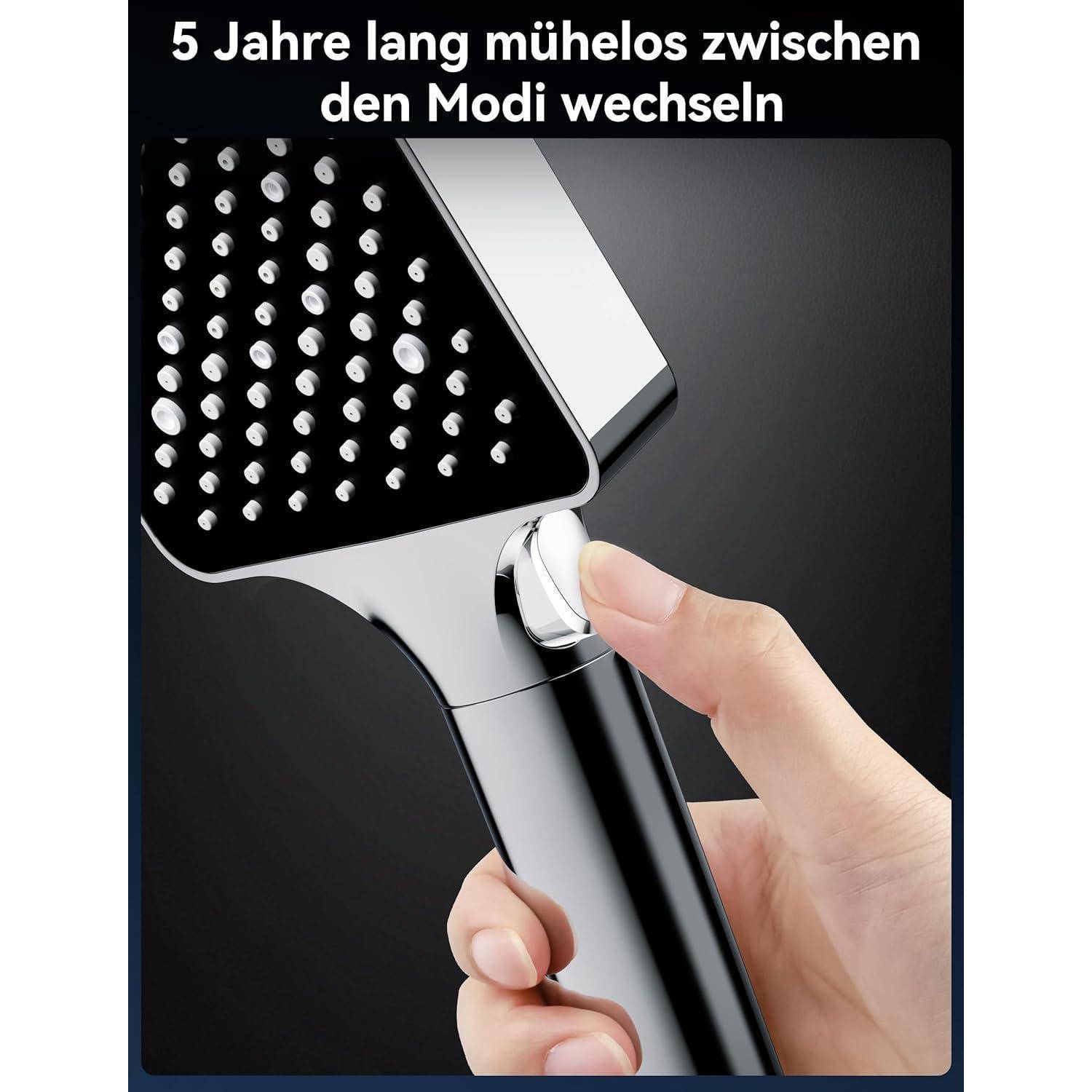 Eine Hand hält einen verchromten Duschkopf mit einer Drucktaste; Text sagt „5 Jahre lang mühelos zwischen den Modi wechseln