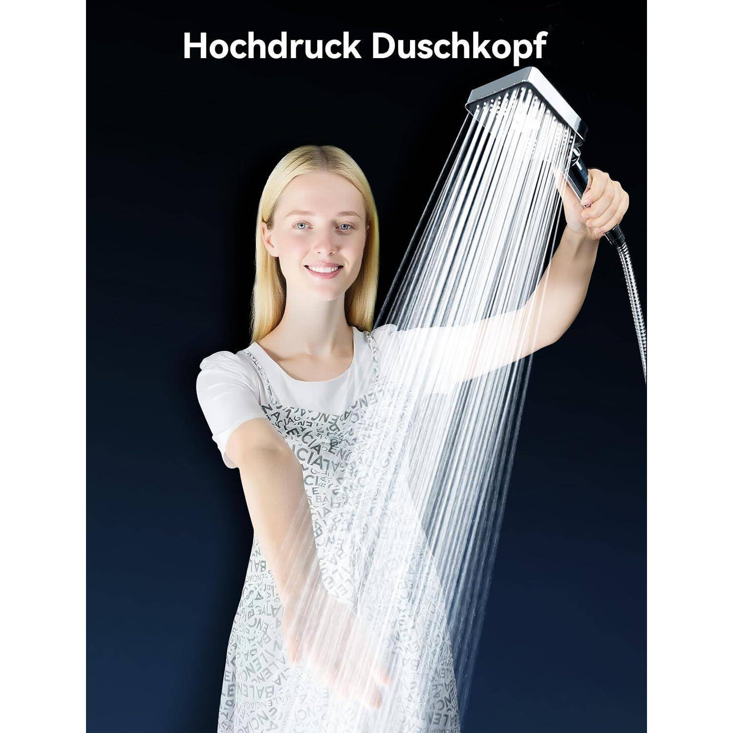 Lächelnde Frau, die einen tragbaren Hochdruck-Duschkopf hält und Wasser sprüht, mit dem Text „Hochdruck Duschkopf