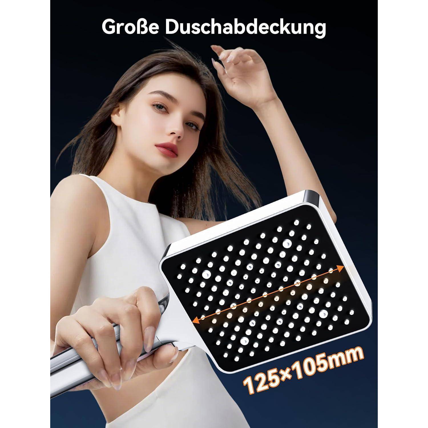 Frau posiert mit einem großen quadratischen Duschkopf, der viele Wasserstrahlen zeigt; der Text lautet „Große Duschabdeckung