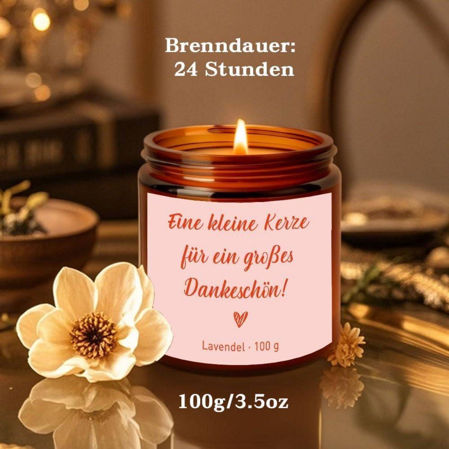 Entzündete Lavendelkerze im Glas mit Etikett „Eine kleine Kerze für ein großes Dankeschön!
