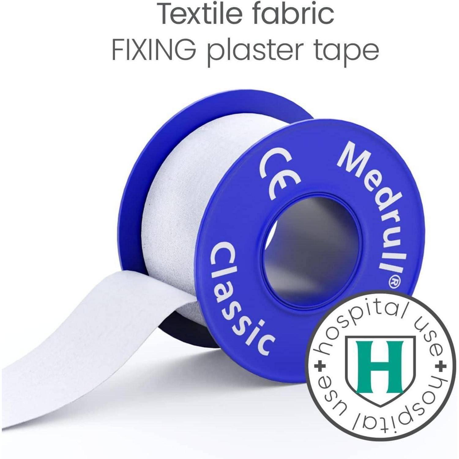 Blaue Spule mit Textilgewebe-Heftpflasterband mit herausgezogenem weißem Band; beschriftet mit „Textilgewebe-HEFTPFLASTERBAND" und „Medrull Classic"".
