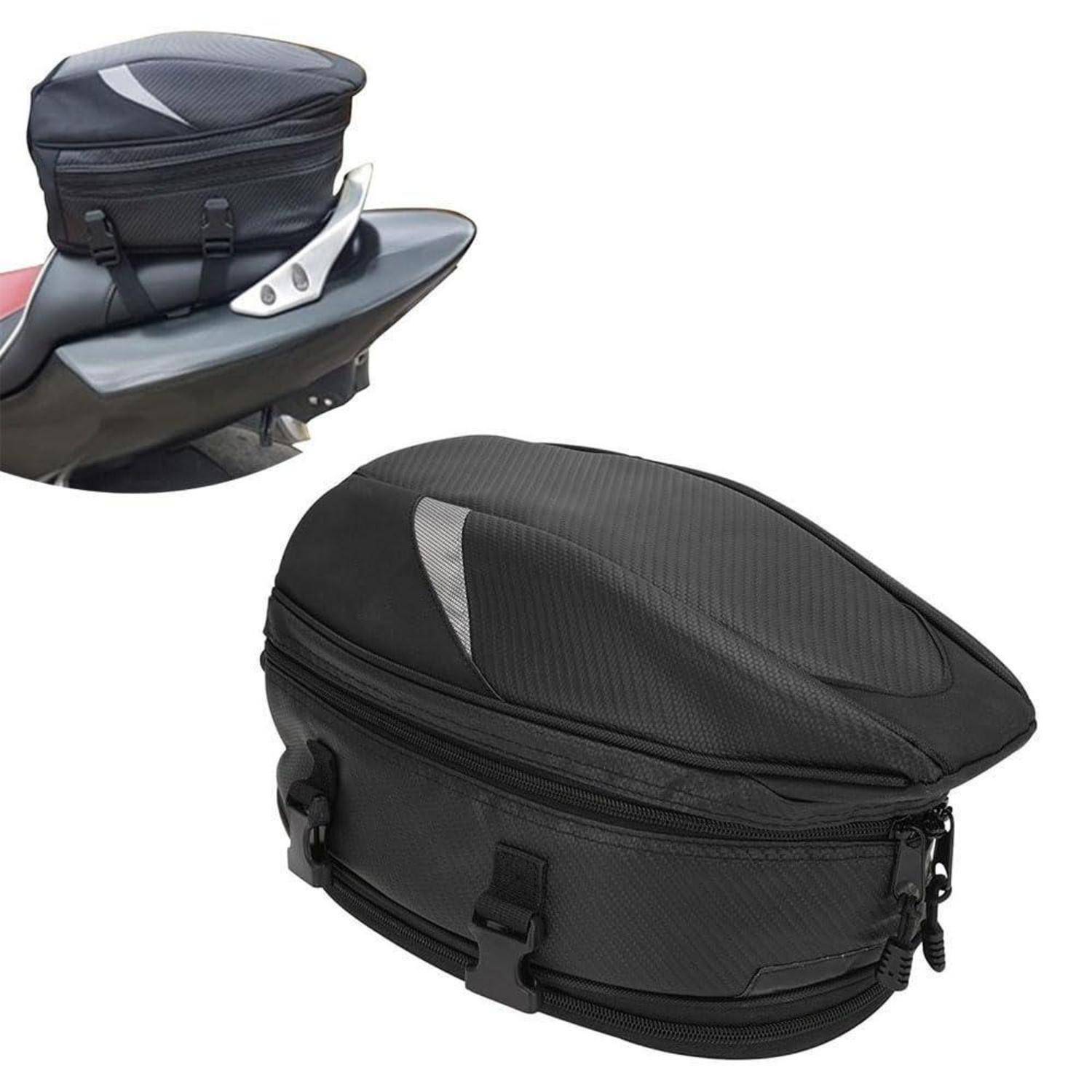 Schwarze Motorradsatteltasche, die in einer kleinen Einfügung auf einem Fahrradsattel montiert gezeigt wird, mit Riemen und Reißverschlüssen zur Aufbewahrung.