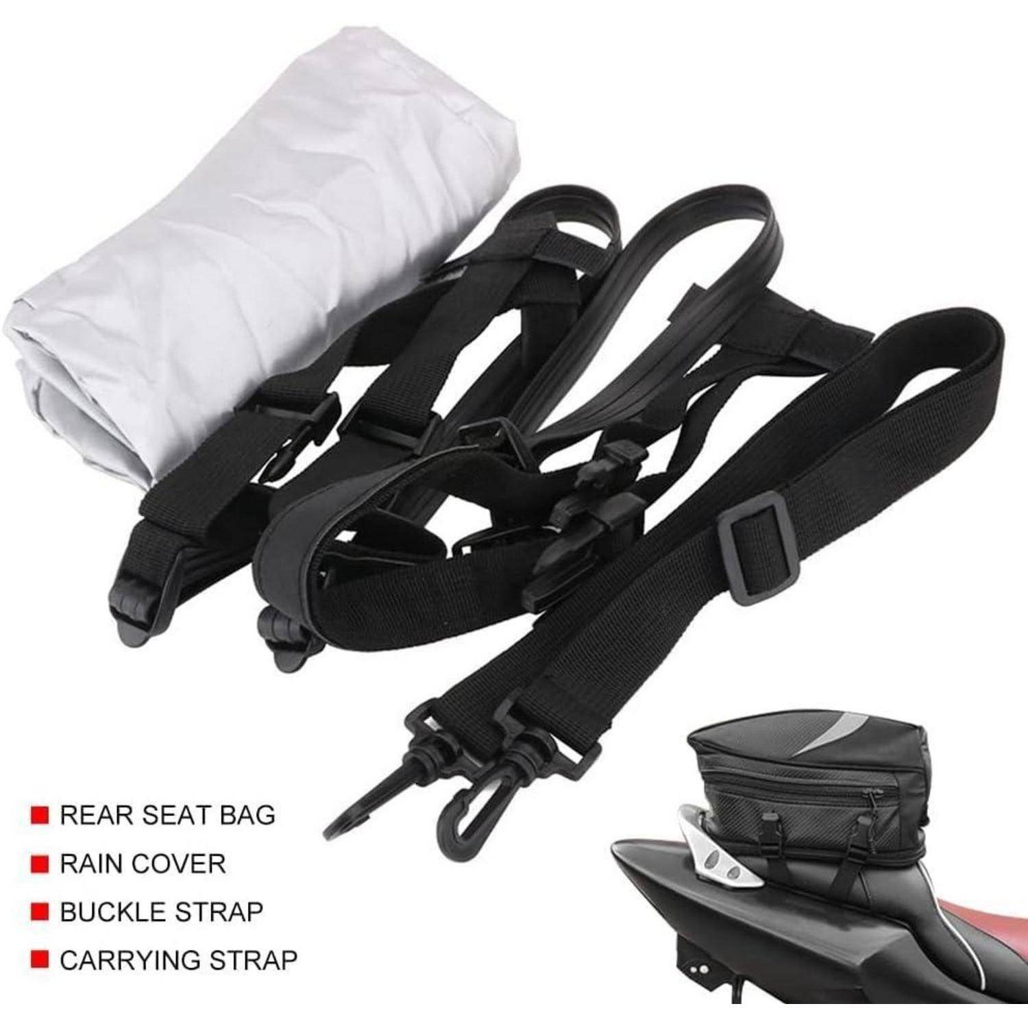Motorrad-Hecksitzleder-Taschensatz mit Regenabdeckung, Schnallengurte und Trageösen, neben einer montierten Tasche auf einem Fahrradsitz angezeigt.