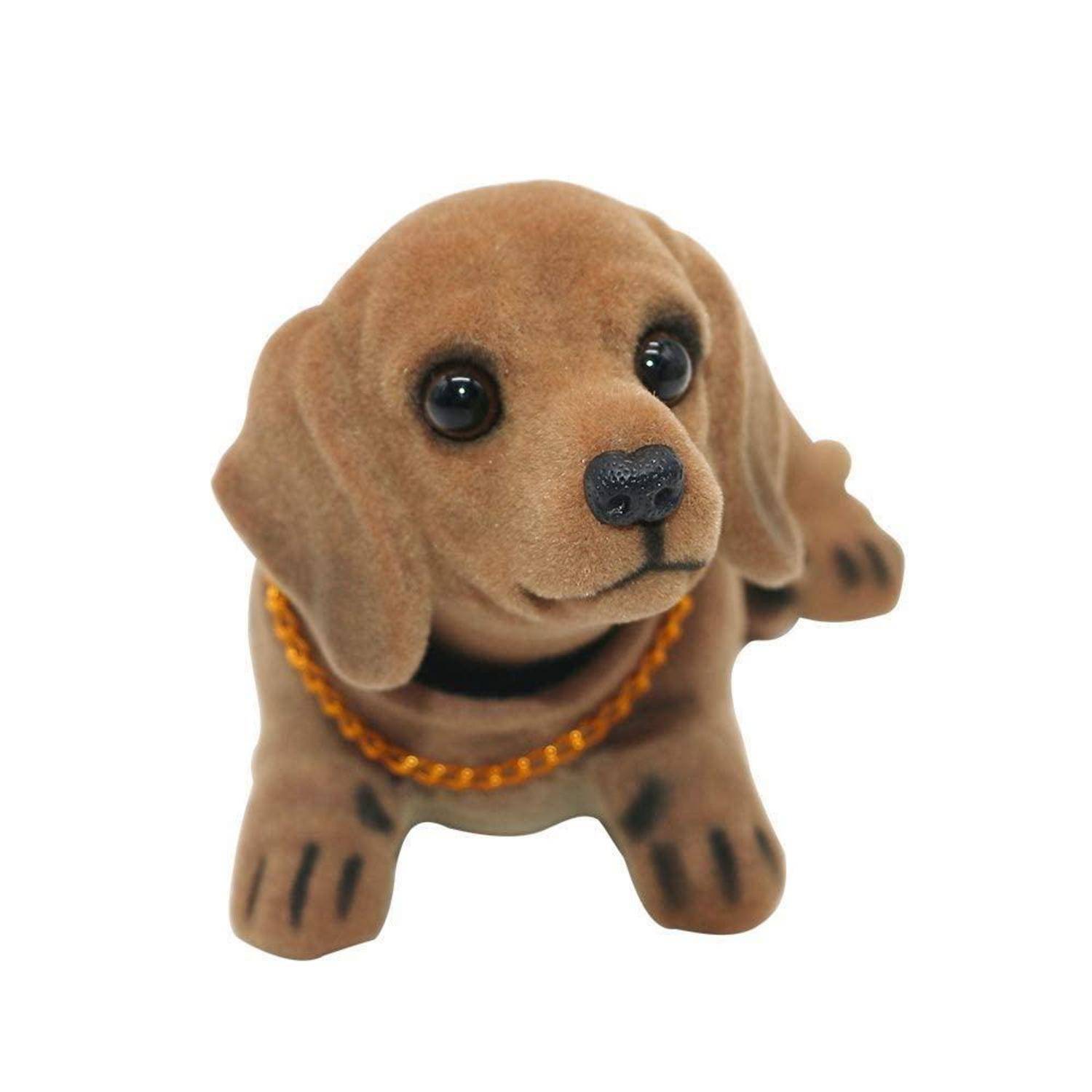 Eine kleine braune Hundefigur mit Schlappohren, schwarzen Augen und einem orangefarbenen Halsband, posiert auf einem einfachen weißen Hintergrund.