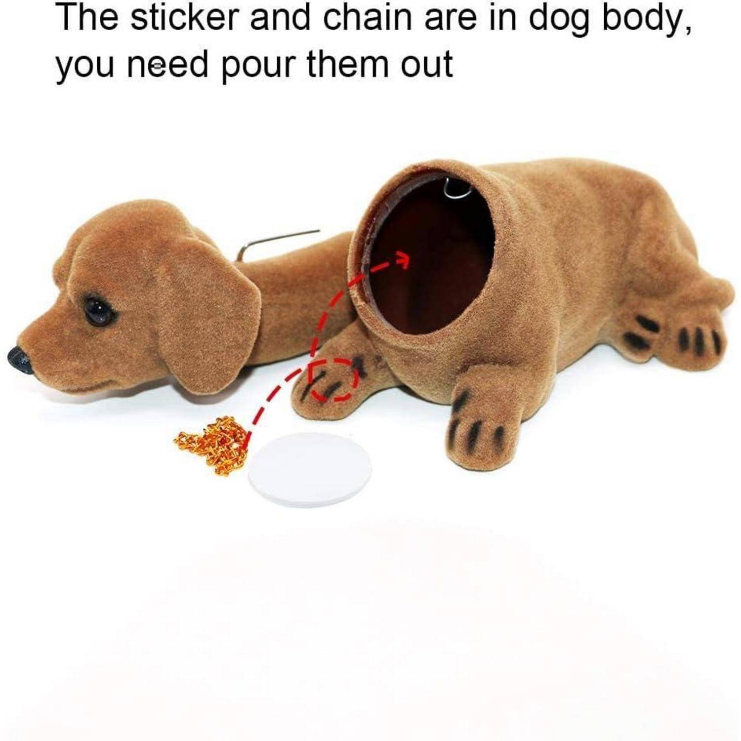 Anleitungsbild eines plüschigen Hundespielzeugs mit offenenem Körper, das ein verstecktes Fach zeigt; der Text besagt „Der Aufkleber und die Kette sind im Hundekörper, du musst sie herausschütten