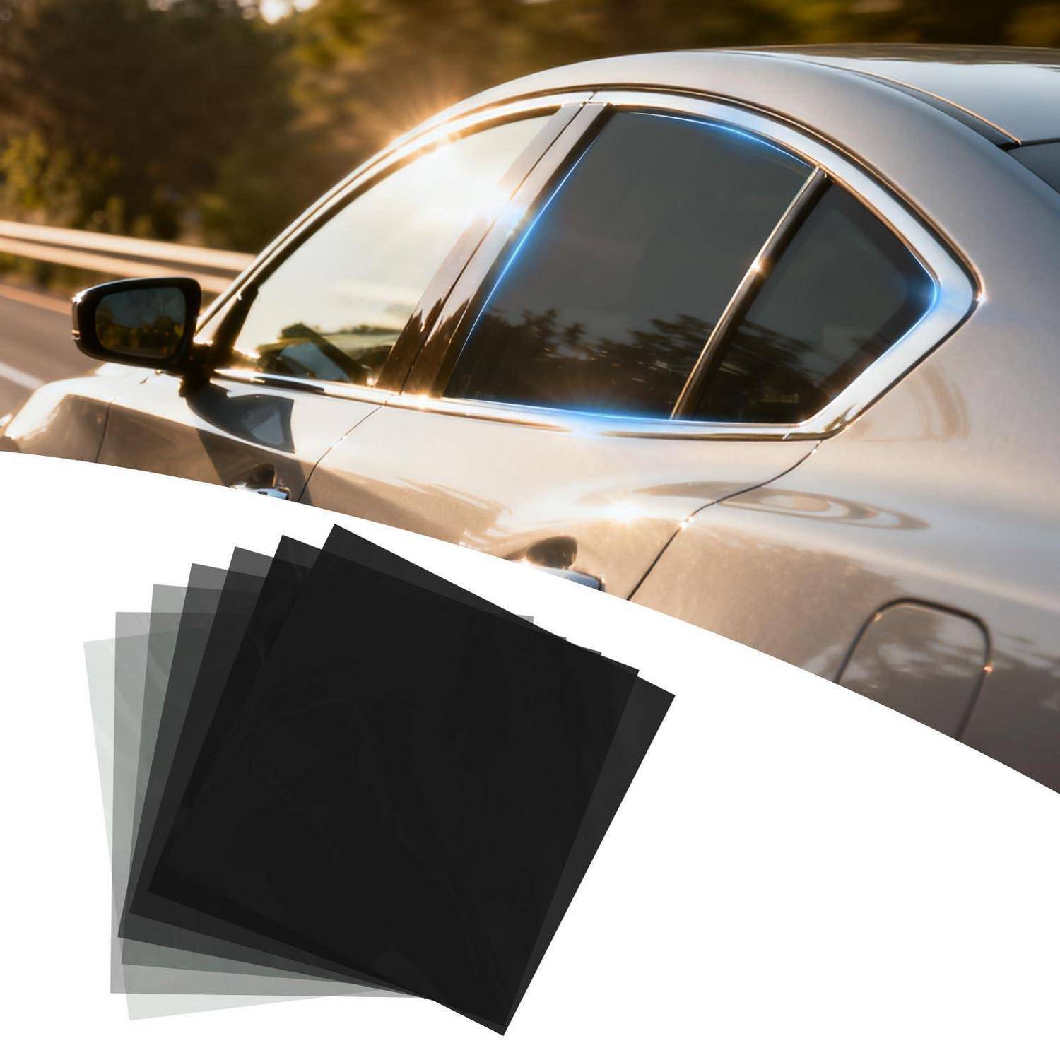 Auto, das in Sonnenlicht fährt mit dunkel getönten Fenstern, gezeigt neben einem Stapel von schwarzen Fensterfolie-Mustern.