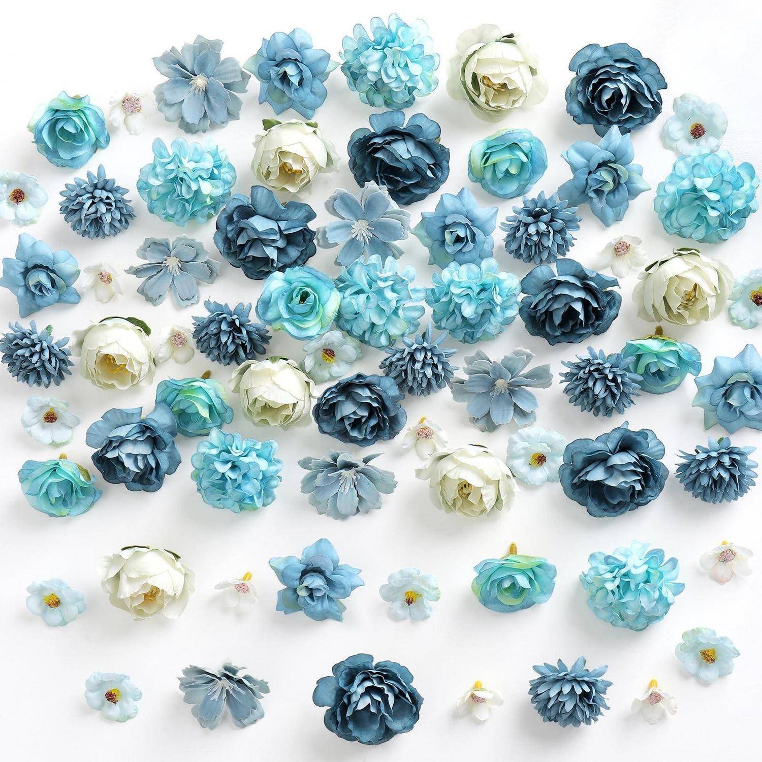 Gemischte Papierblumen in Blau, Blaugrün und Weiß auf hellem Hintergrund angeordnet, zeigt eine Blumendekoration oder dekorative Sammlung.