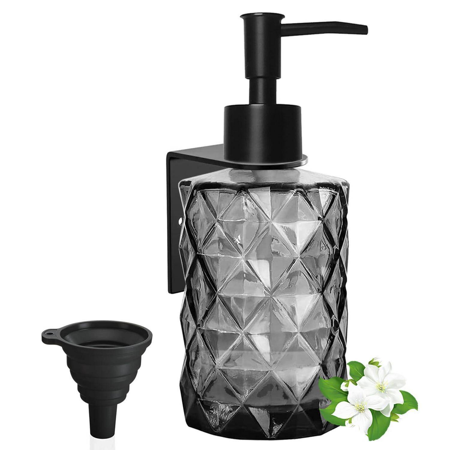 Schwarzer wandmontierter Seifenspender mit Pumpe und Trichter, ausgestattet mit einer facettierten transparenten Flasche und kleinen weißen Blüten an der Basis.