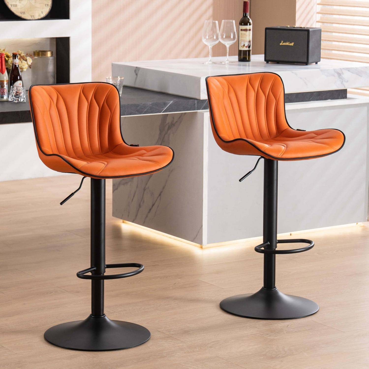 Zwei orangefarbene verstellbare Barhocker mit schwarzen Sockeln in einer modernen Küche oder Bartheke.