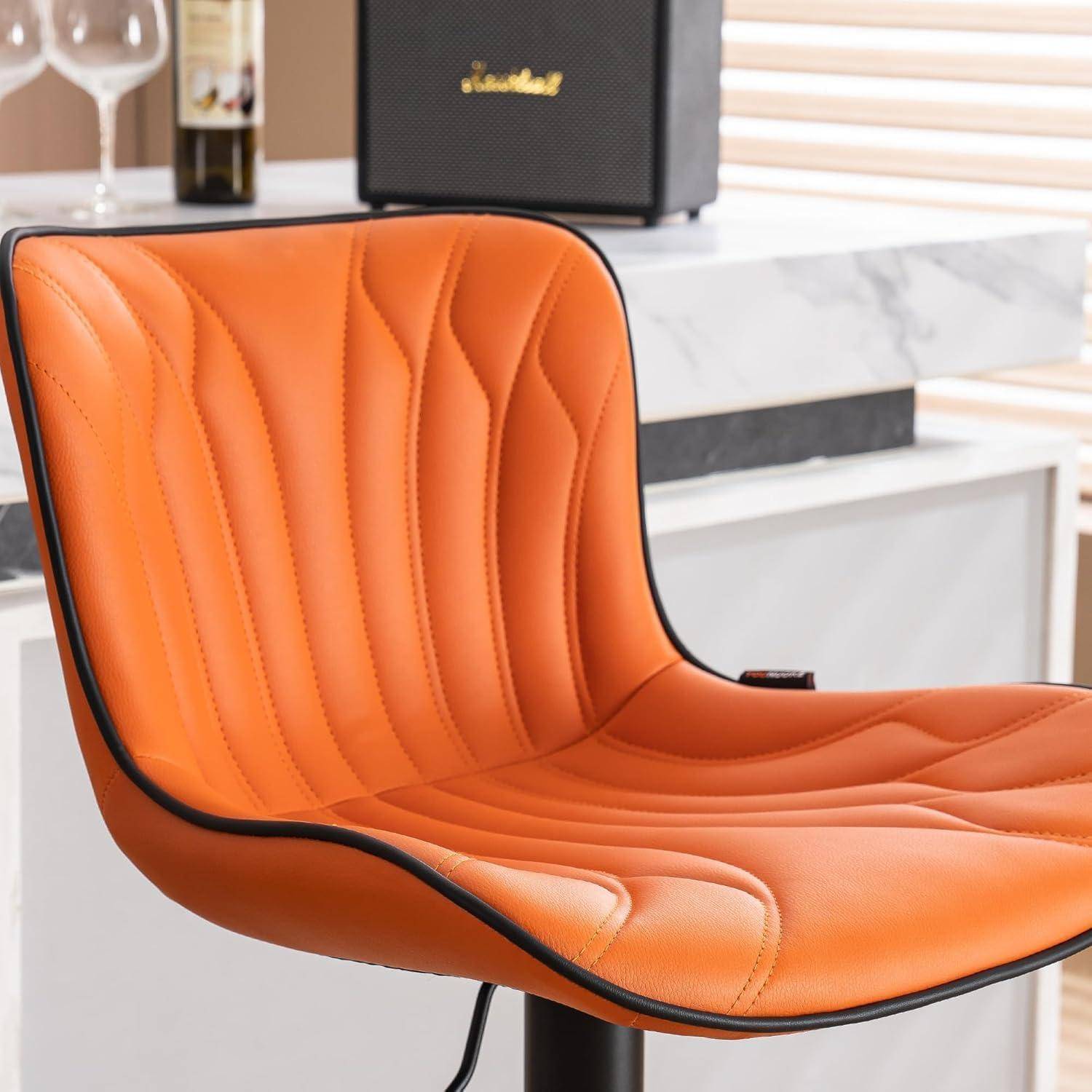 Orangefarbener gepolsterter Stuhl mit schwarzer Einfassung in einem modernen Zimmer, in Nahaufnahme dargestellt.