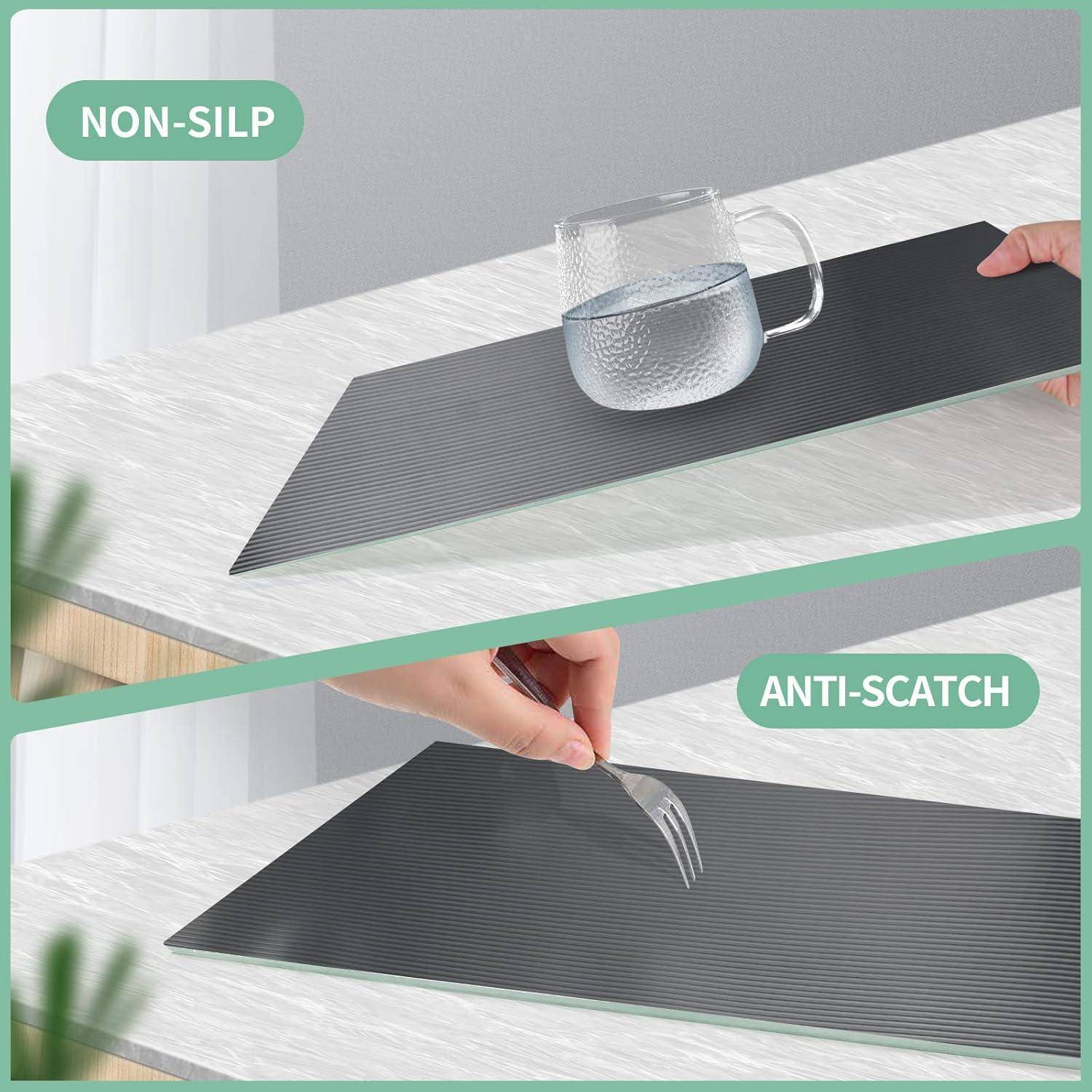 Zweifach-Produktdemonstration einer dunklen gerippten Matte: oben ein Glasbecher, der an Ort und Stelle bleibt, beschriftet mit „RUTSCHFEST