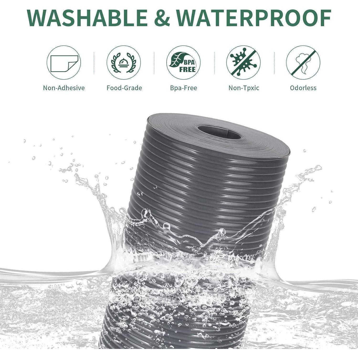 Werbebild einer schwarzen aufgerollten wasserdichten Matte oder Schlauch im Spritzwasser, mit Text „WASCHBAR & WASSERDICHT