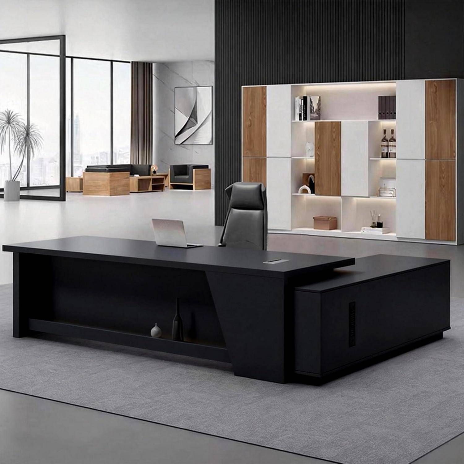 Modernes Büro mit schwarzem L-förmigen Schreibtisch, Laptop und Stuhl, eingebettet in einen eleganten minimalistischen Arbeitsraum mit Regalen und Holzakzenten.