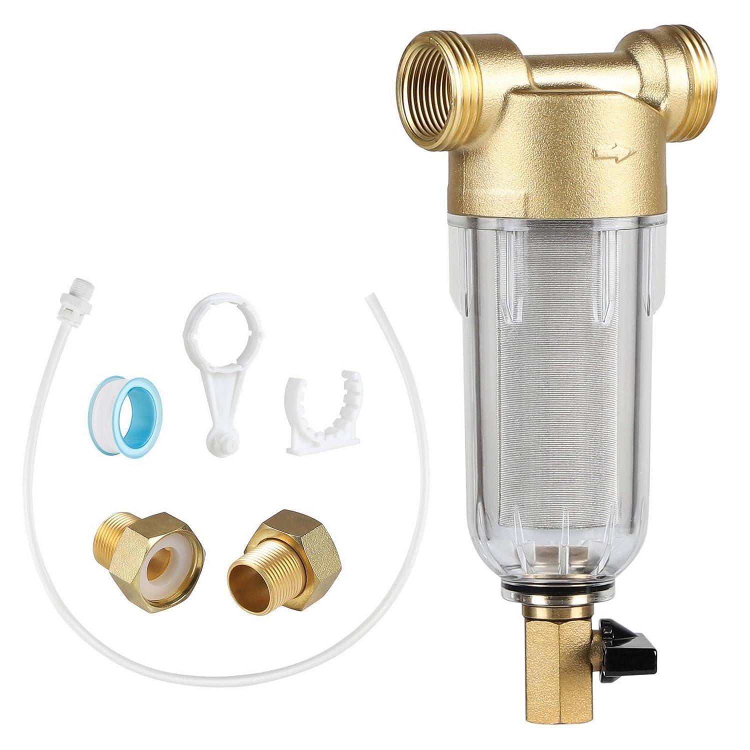 Inline-Wasserfilter mit Messingarmatur, transparentem Behälter, Absperrventil und mit Schlauch, Dichtung, Schraubenschlüssel und Adapterstücken auf weißem Hintergrund