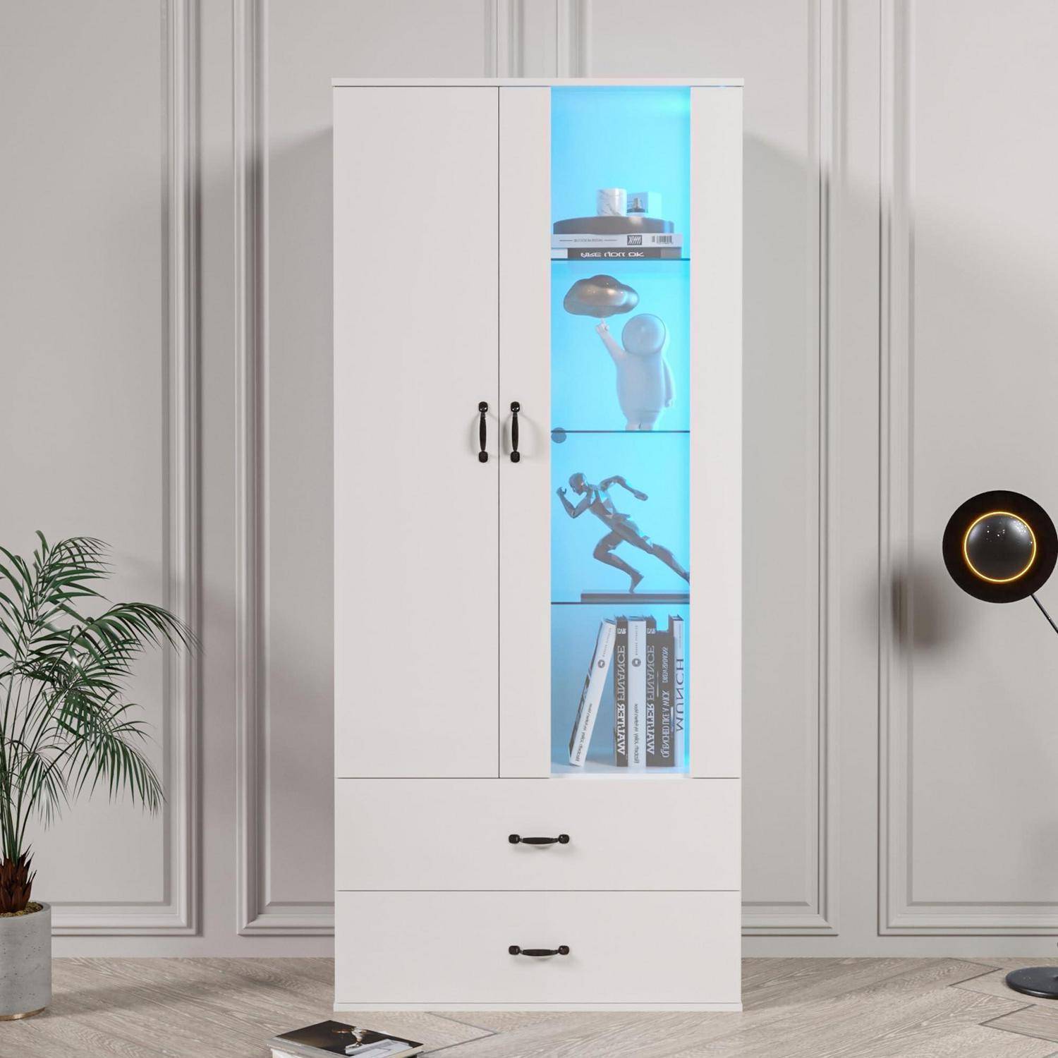 Weiß lackierter Vitrinenschrank mit beleuchteten Glassebenen, auf denen ein Spielzeugauto, eine Figur, eine Laufstatue und Bücher ausgestellt sind, sowie zwei untere Schubladen.
