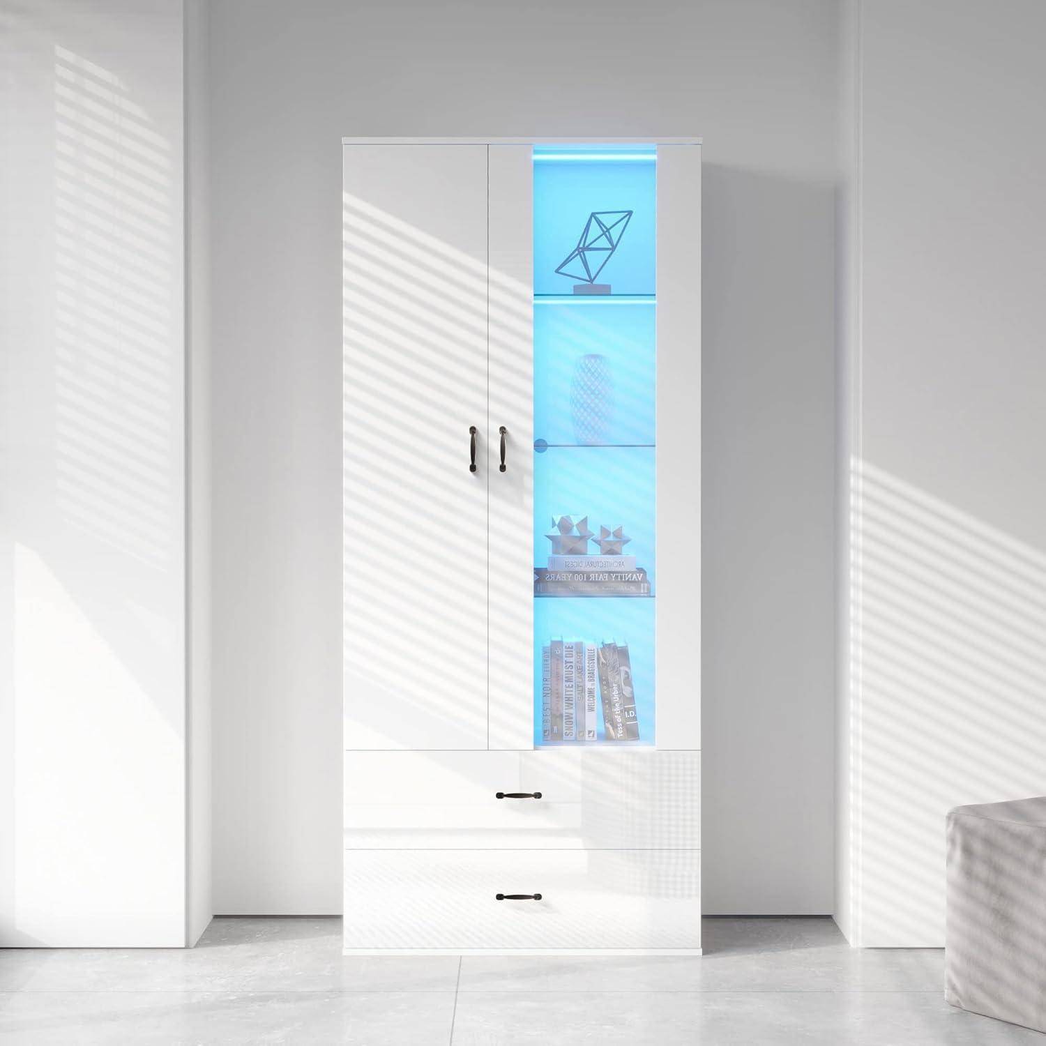 Weißer Vitrinenschrank mit zwei Türen und zwei Schubladen, mit blau beleuchteter Glasregalseite und Dekorationsobjekten in einem hellen minimalistischen Raum.