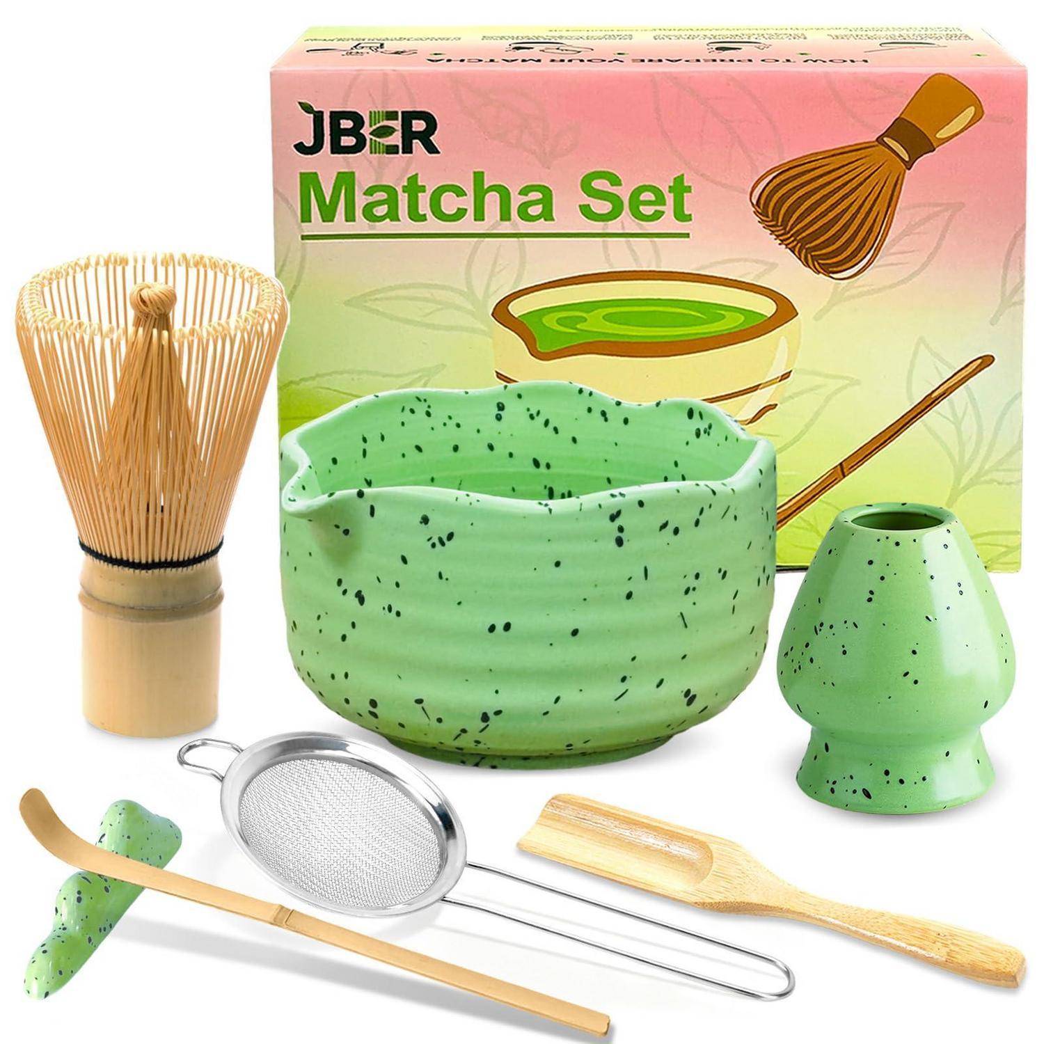 Matcha-Tee-Set mit grüner Keramikschale, Schneebesen, Bessenhalter, Löffel, Sieb und Teelöffel, dargestellt mit Produktkarton-Verpackung.