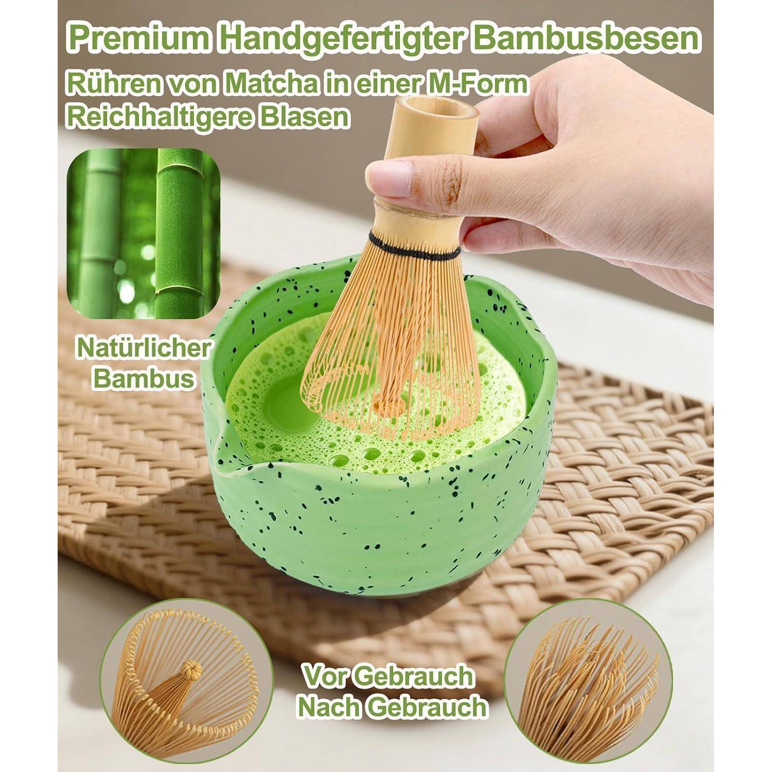 Werbebild einer Hand, die Matcha in einer grünen Schale mit einem Bambusquirl aufschlägt, wobei der Text „Premium Handgefertigter Bambusbürste", natürlicher Bambus und die Form des Quirls vor und nach dem Schlagen hervorgehoben werden.