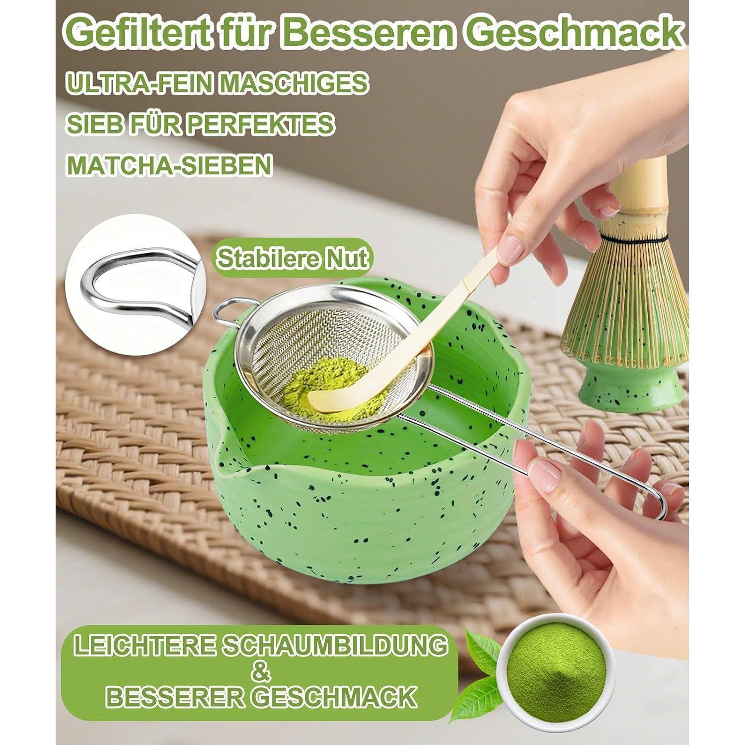 Matcha-Sieb mit stabilem Griff, gezeigt über einer grünen Schale, während ein Löffel Pulver hinzufügt; fördert feineres Sieben und besseren Schaum.