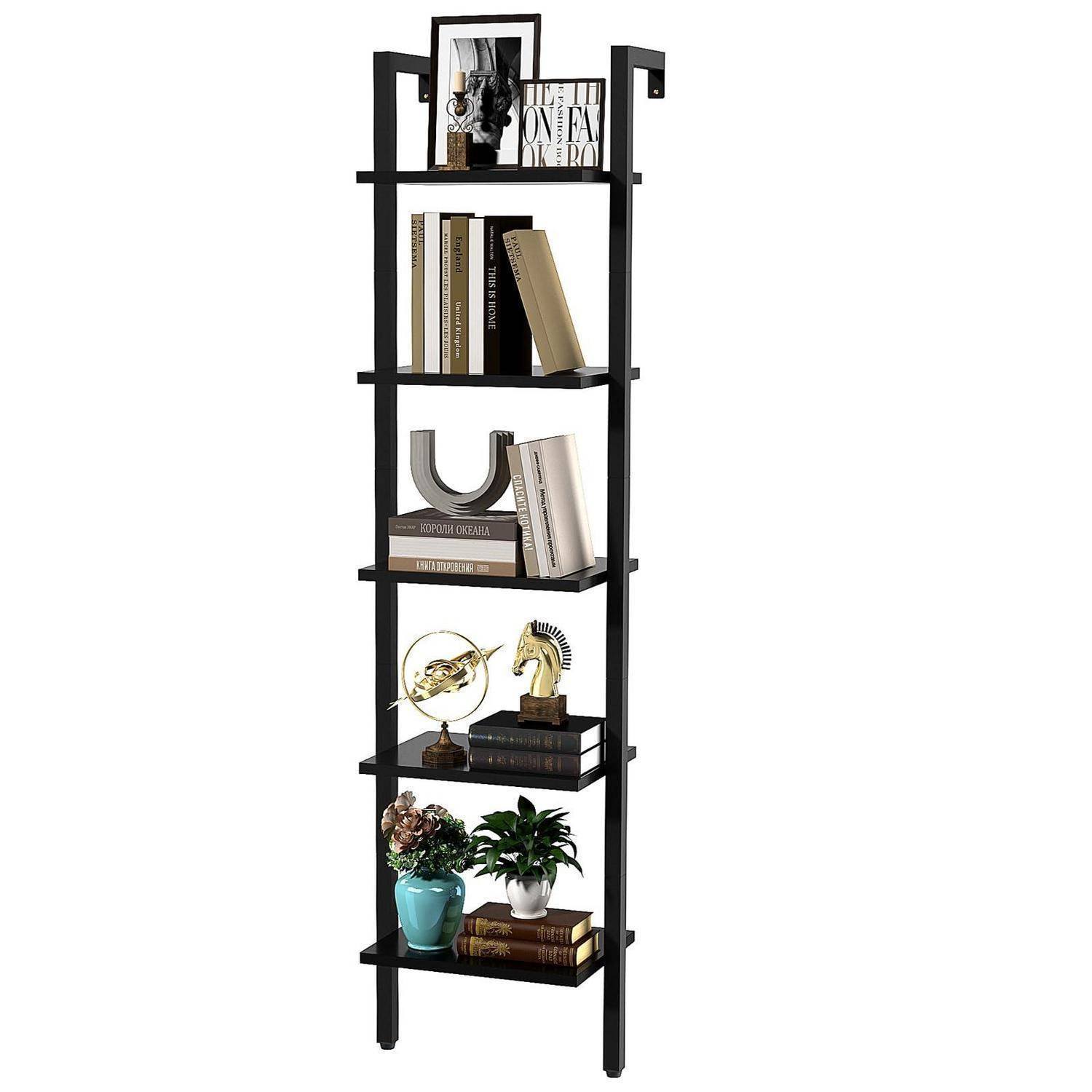 Hohes schwarzes fünfteiliges Leitern-Bücherregal mit Büchern, Rahmenkunst, Globus und dekorativen Objekten, plus zwei kleine Topfpflanzen auf den unteren Regalen.