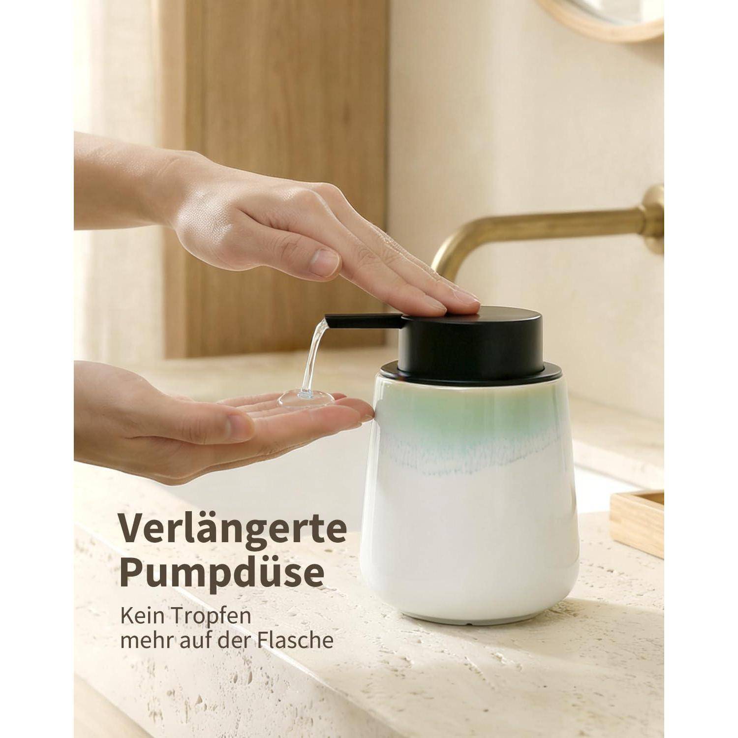 Hände spenden Seife aus einer Flasche mit einer verlängerten Pumpendüse; deutscher Text lautet 