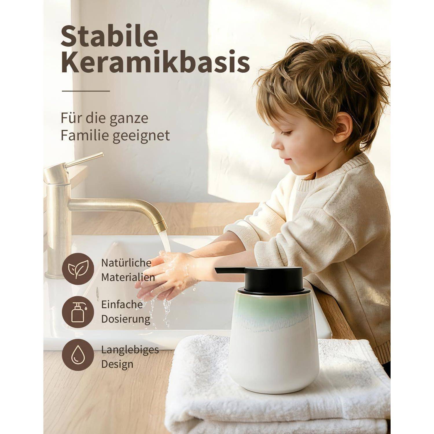 Kind wäscht Hände an einem Waschbecken neben einem Keramik-Seifenspender, mit deutschem Text, der eine stabile Keramikbasis, Familiennutzung, natürliche Materialien, einfache Dosierung und langlebiges Design bewirbt.
