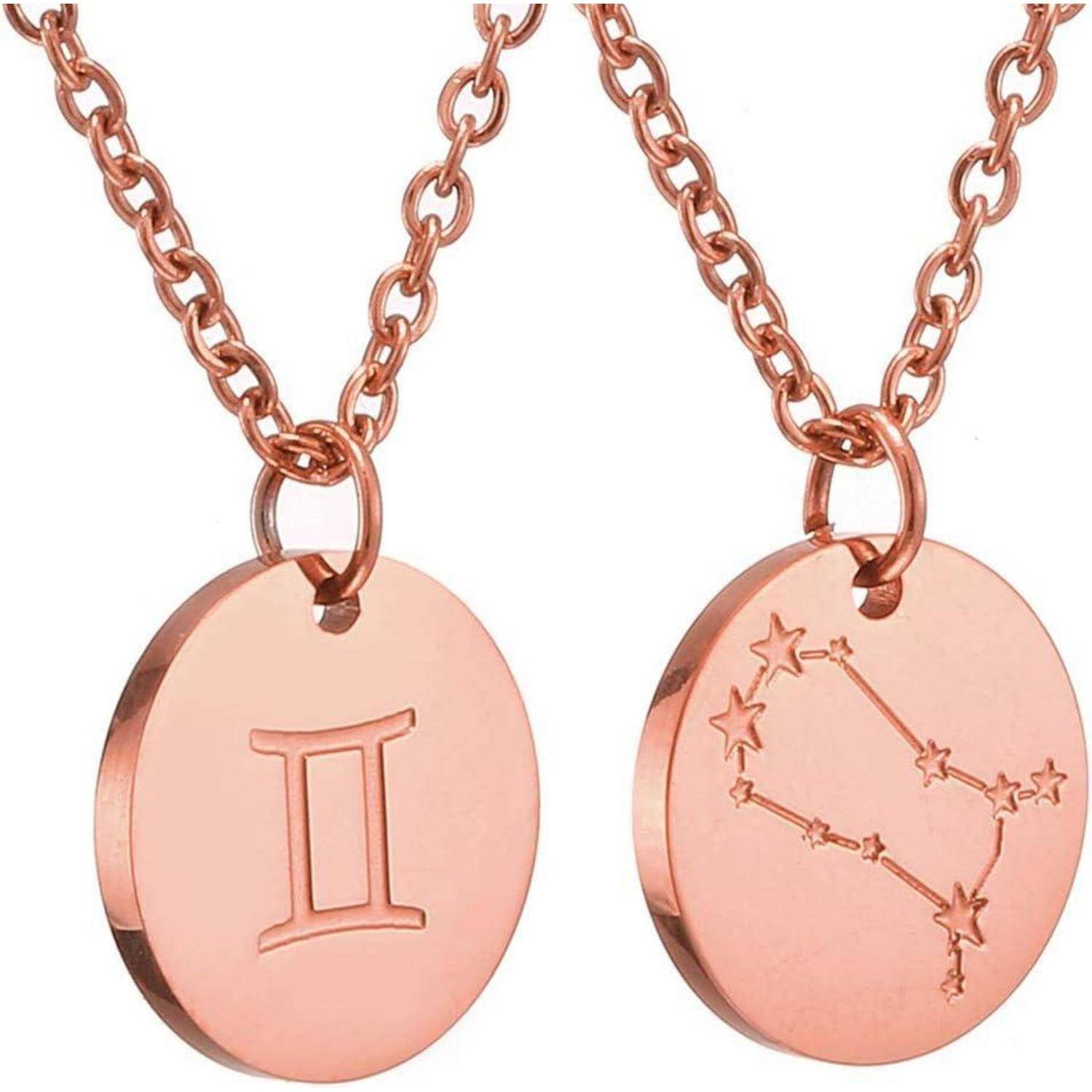 Zwei Roségold-Anhängerketten mit passenden Ketten, eine mit dem Zwillinge-Symbol graviert und die andere mit einem Sternbild-Design.