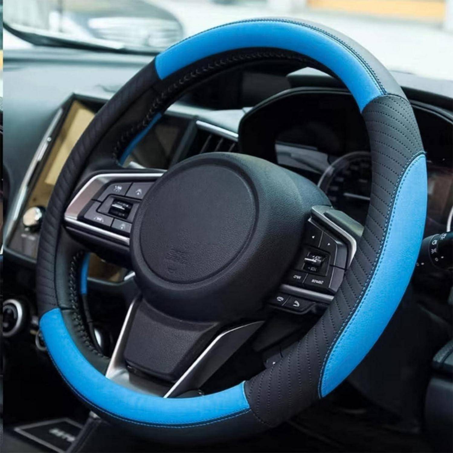 Nahaufnahme eines schwarzen Lenkrads mit blauem Bezug oder Überzug im Innenraum eines Autos, mit Steuertasten auf den Speichen.