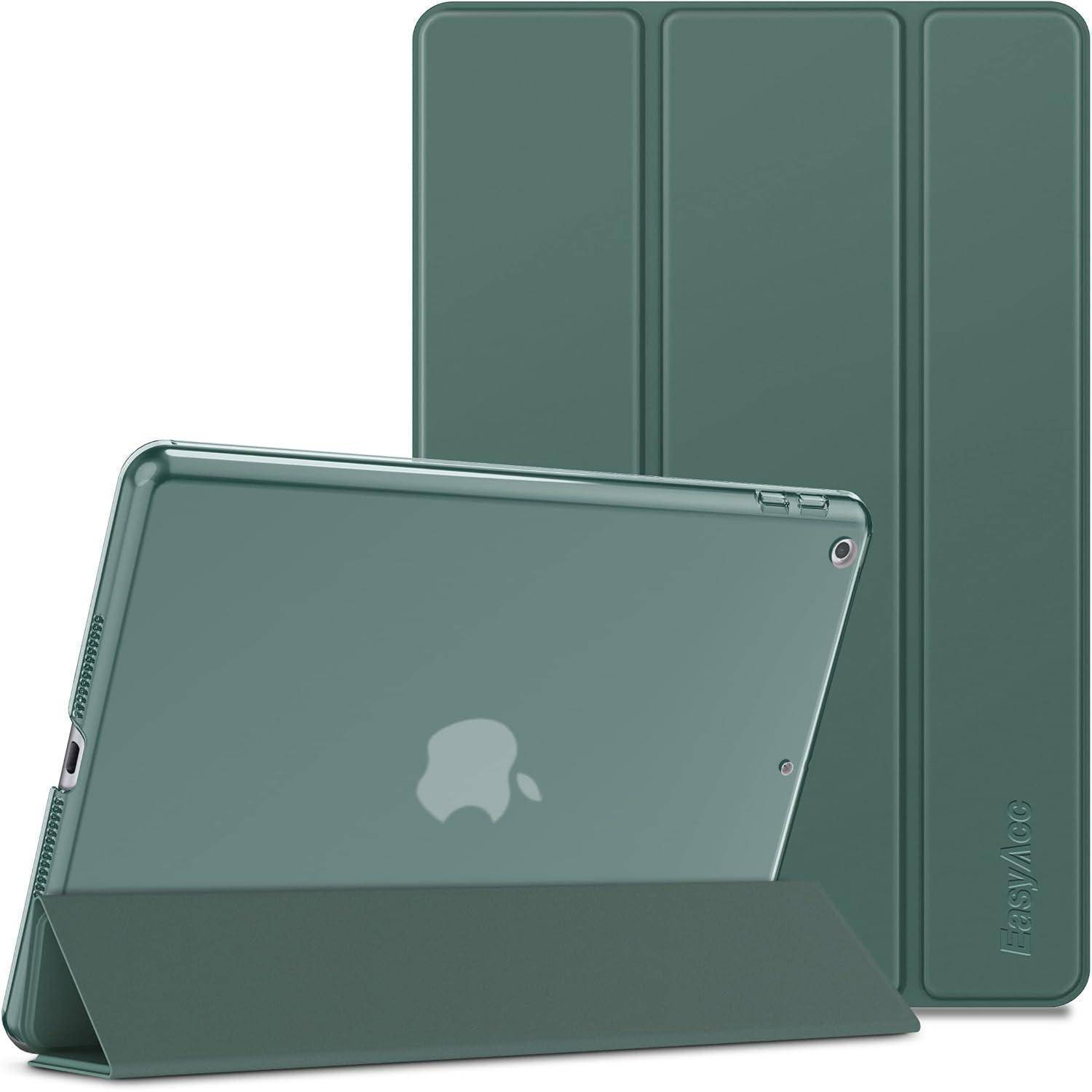 Grüne iPad-Schutzhülle mit klappbarem Ständer an der Vorderseite, geöffnet um ein Tablet herum gezeigt und geschlossen dahinter.