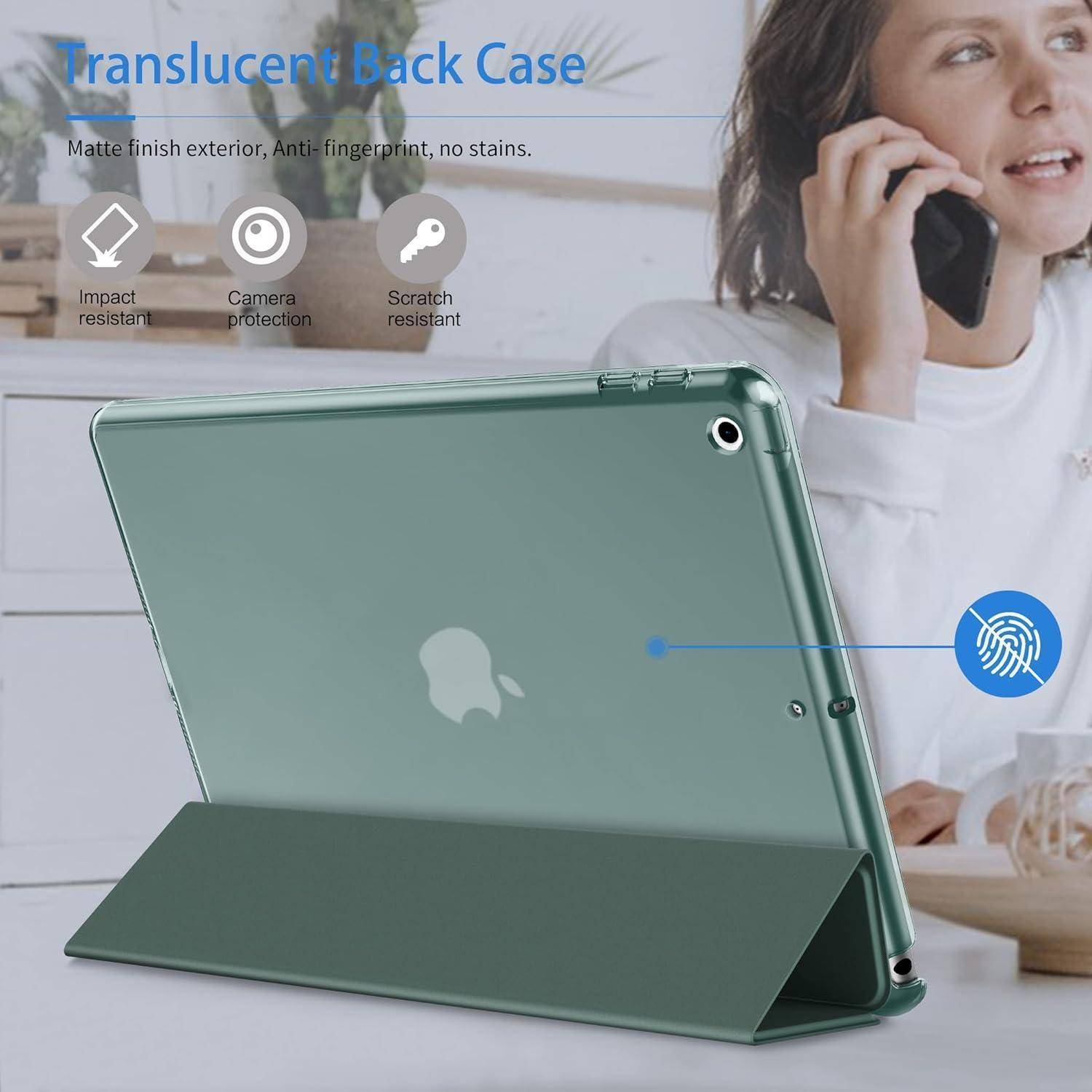 Grüne transparente iPad-Rückseite mit Ständer zum Einklappen, gezeigt mit Beschriftungen für Stoß-, Kratzer- und Kameroschutz sowie matter, fingerabdruckresistenter Oberfläche.