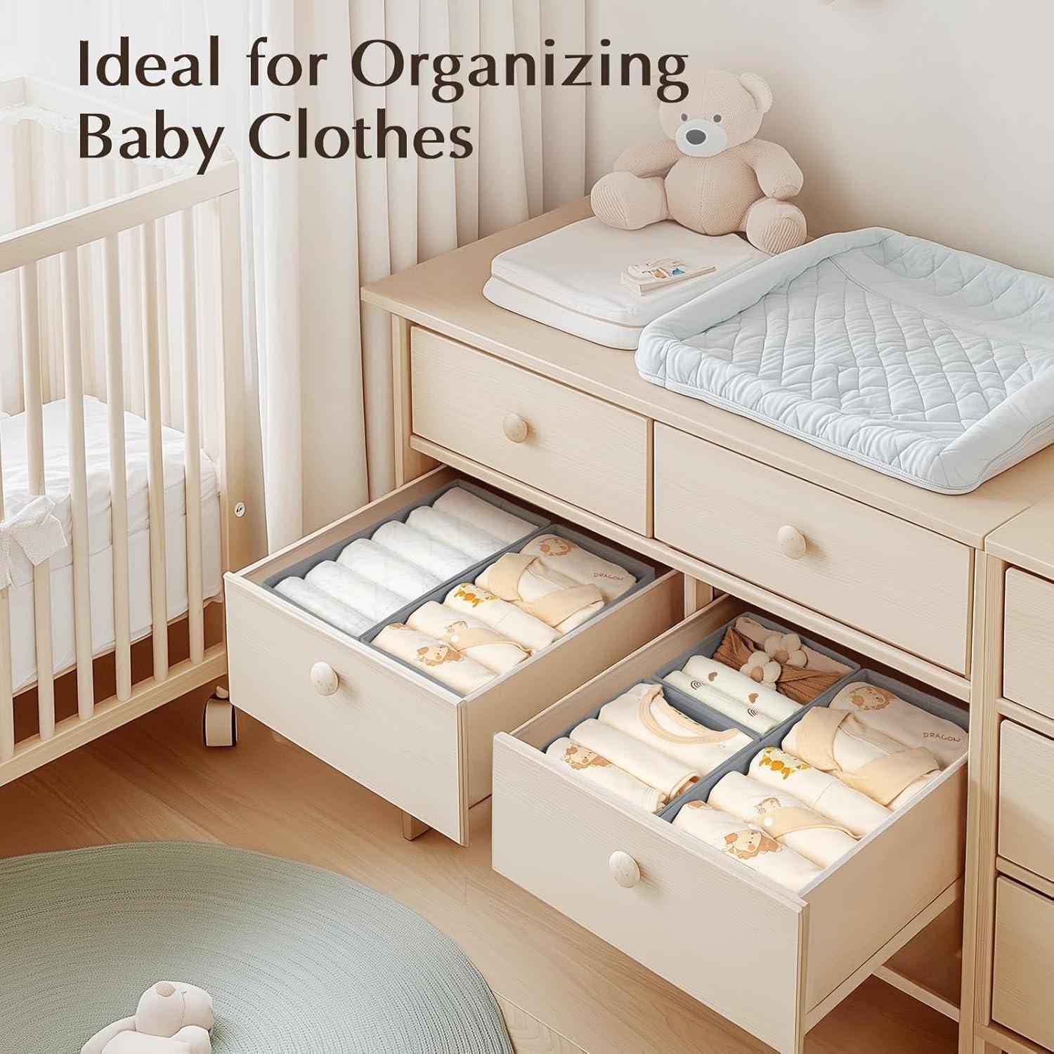 Wickelkommode mit offenen Schubladen, die ordnungsgemäß gefaltete Babykleidung und Decken neben einem Babybett und einer Wickelunterlage organisieren; Text sagt „Ideal zum Organisieren von Babykleidung