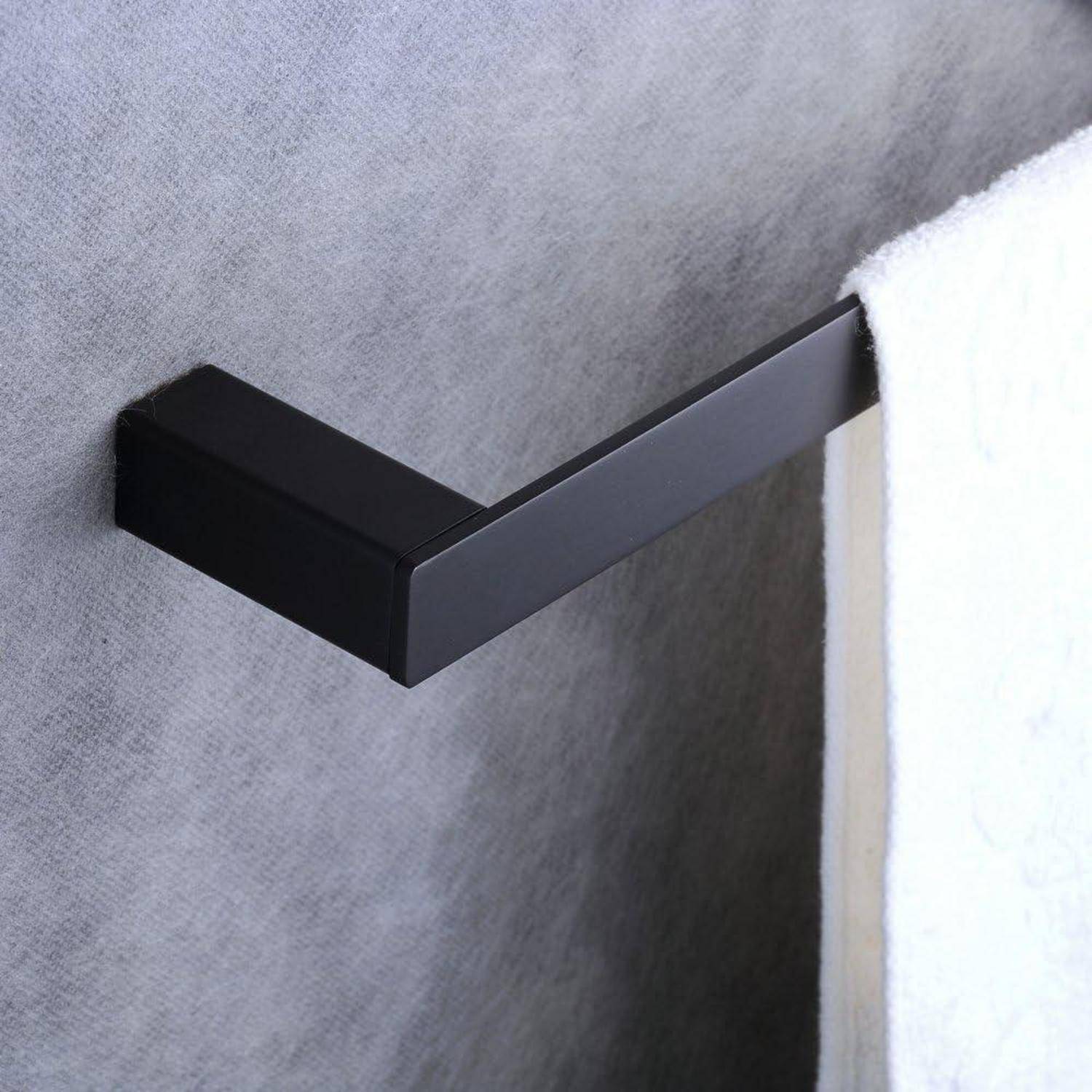 Schwarzes Wandmontage-Eckregalbracket, das eine weiße Regalkante gegen eine graue Wand hält.