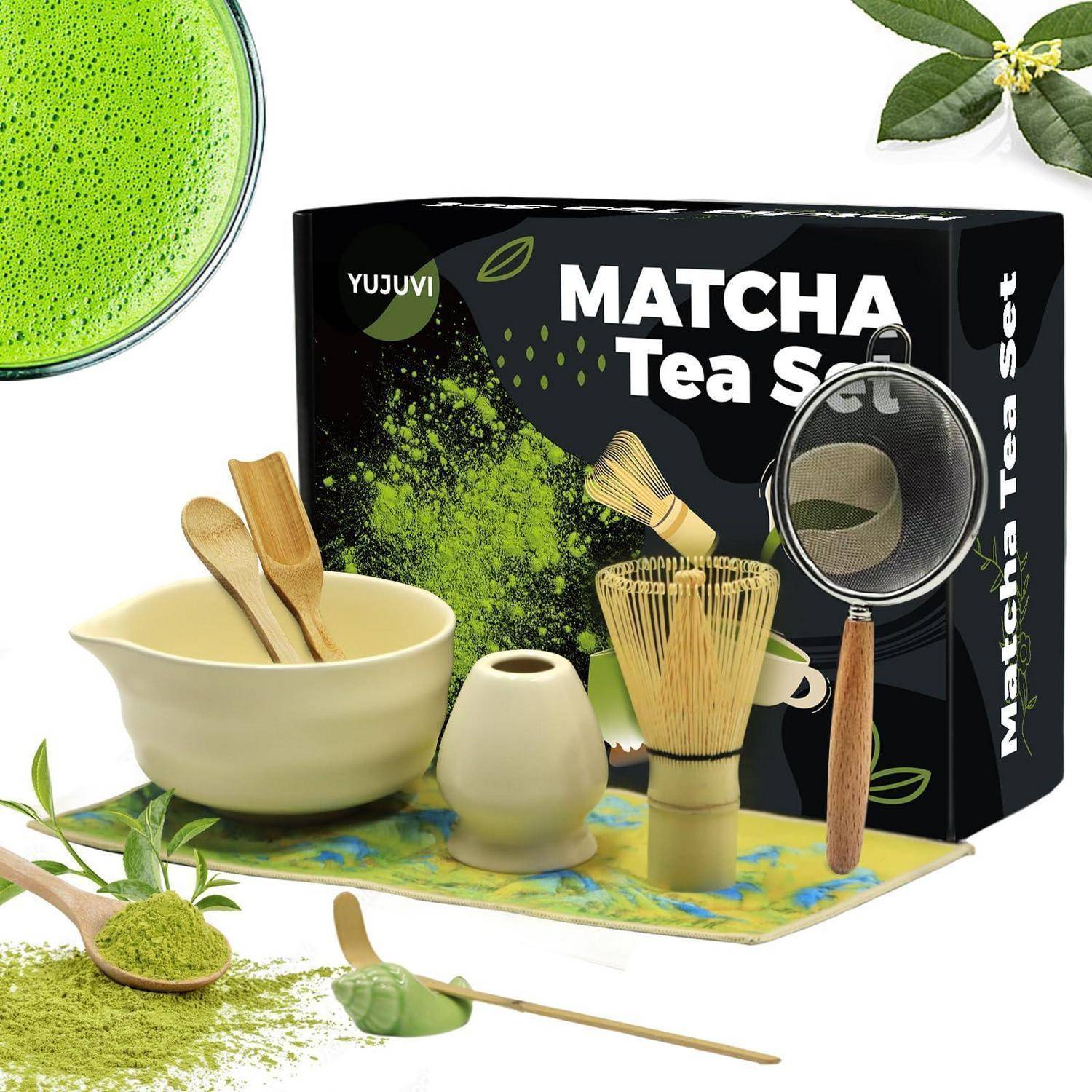 Matcha-Tee-Set-Produktanzeige mit Schüssel, Schneebesen, Löffel, Sieb und Pulver, dargestellt in Verpackung mit einem grünen Matcha-Getränk und Blättern.
