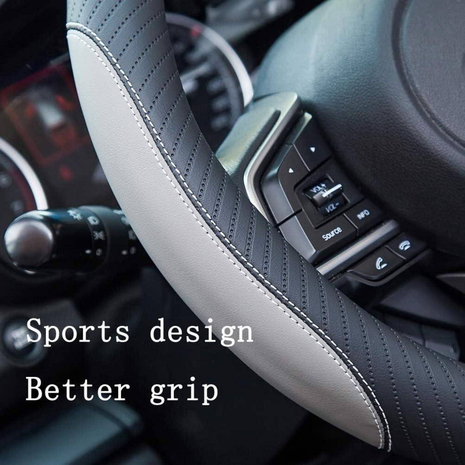 Nahaufnahme einer sportlichen Lenkradabdeckung mit genähtem lederähnlichem Griff und integrierten Steuerungstasten; der Text lautet „Sportliches Design" und „Besserer Grip"".