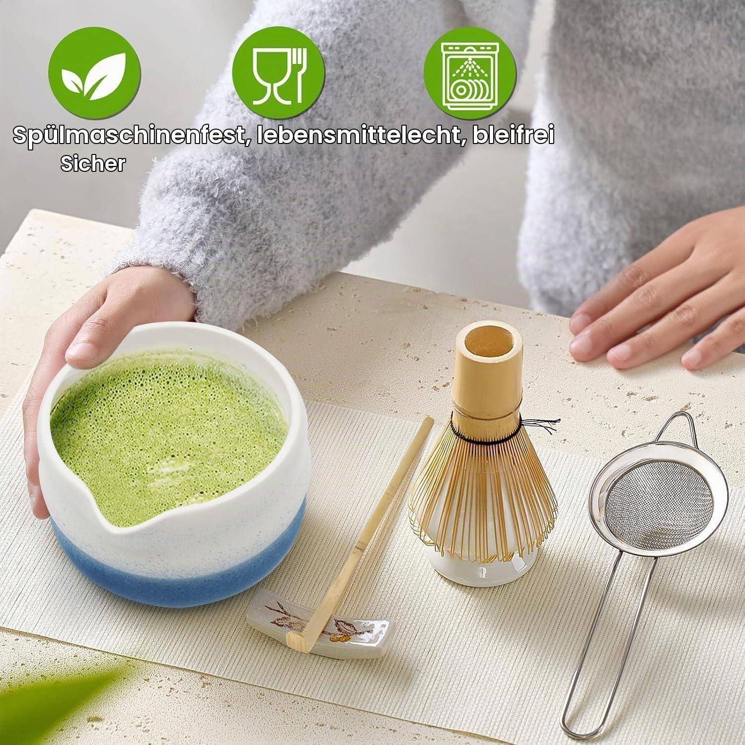 Person bereitet Matcha-Tee mit Schüssel, Bambusbesen, Löffel und Sieb zu; Text sagt „Spülmaschinenfest, lebensmittelecht, bleifrei sicher