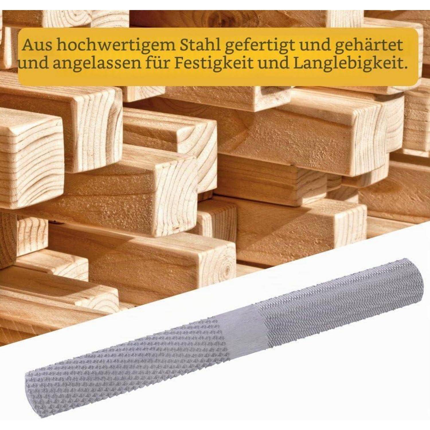 Strukturierte Stahlraspeldatei, die über gestapelten Holzblöcken gezeigt wird, mit deutschem Text, der besagt, dass sie aus gehärtetem und vergütetem Stahl für Stärke und Haltbarkeit hergestellt ist.