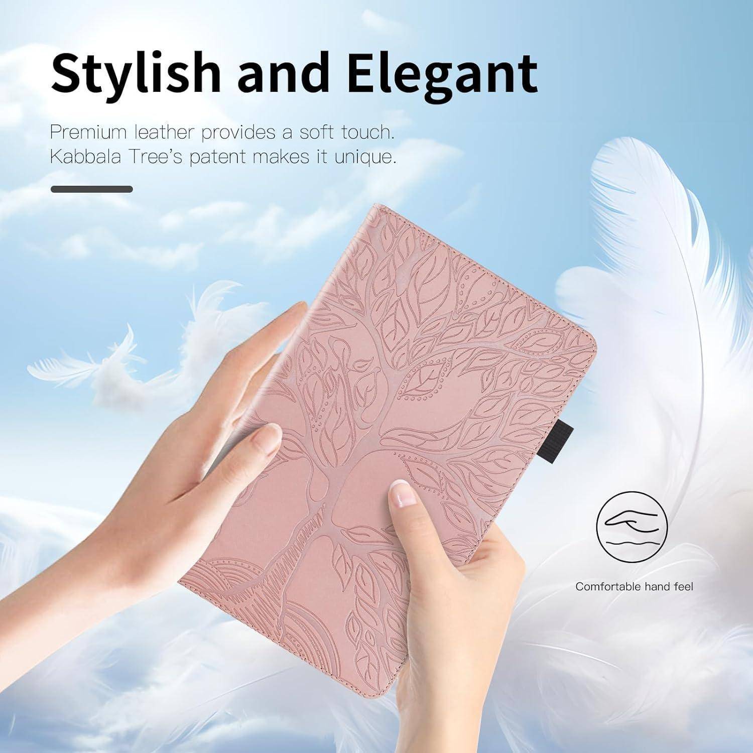 Werbebild von Händen, die ein rosa geprägtes Ledertagebuch halten, mit dem Text „Stilvoll und elegant" und „Angenehmes Handgefühl"" vor einem weichen Himmel- und Federhintergrund.