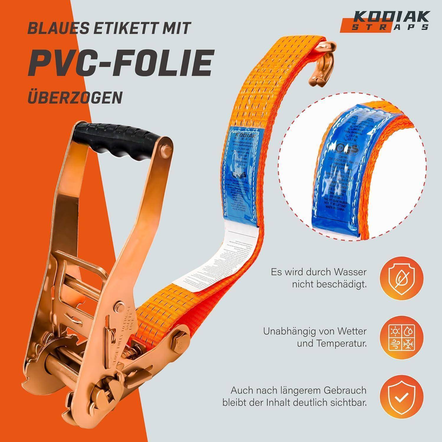 Orange Ratschengurt mit blauem PVC-beschichtetem Etikett, gezeigt mit vergrößerter Detailansicht und deutschem Text, der Wasser-, Wetter- und Temperaturbeständigkeit hervorhebt.