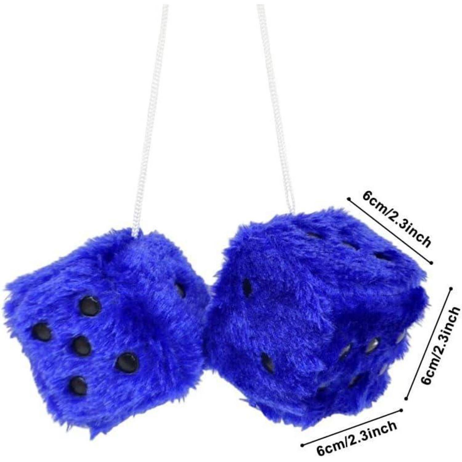 Zwei blaue flauschige Plüschwürfel an weißen Schnüren, jeweils etwa 6 cm (2,3 Zoll) breit, vor weißem Hintergrund gezeigt.