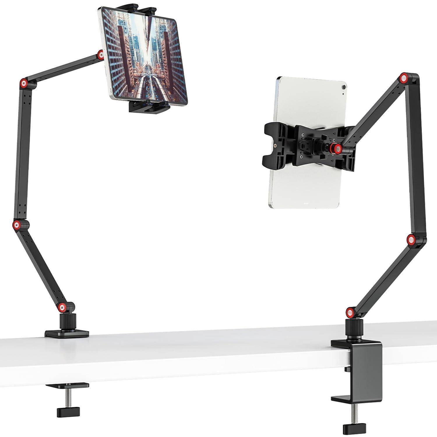 Verstellbare Dual-Monitor-Klammer klemmt sich an einen Schreibtisch und hält ein Tablet und einen Bildschirm im Hochformat.