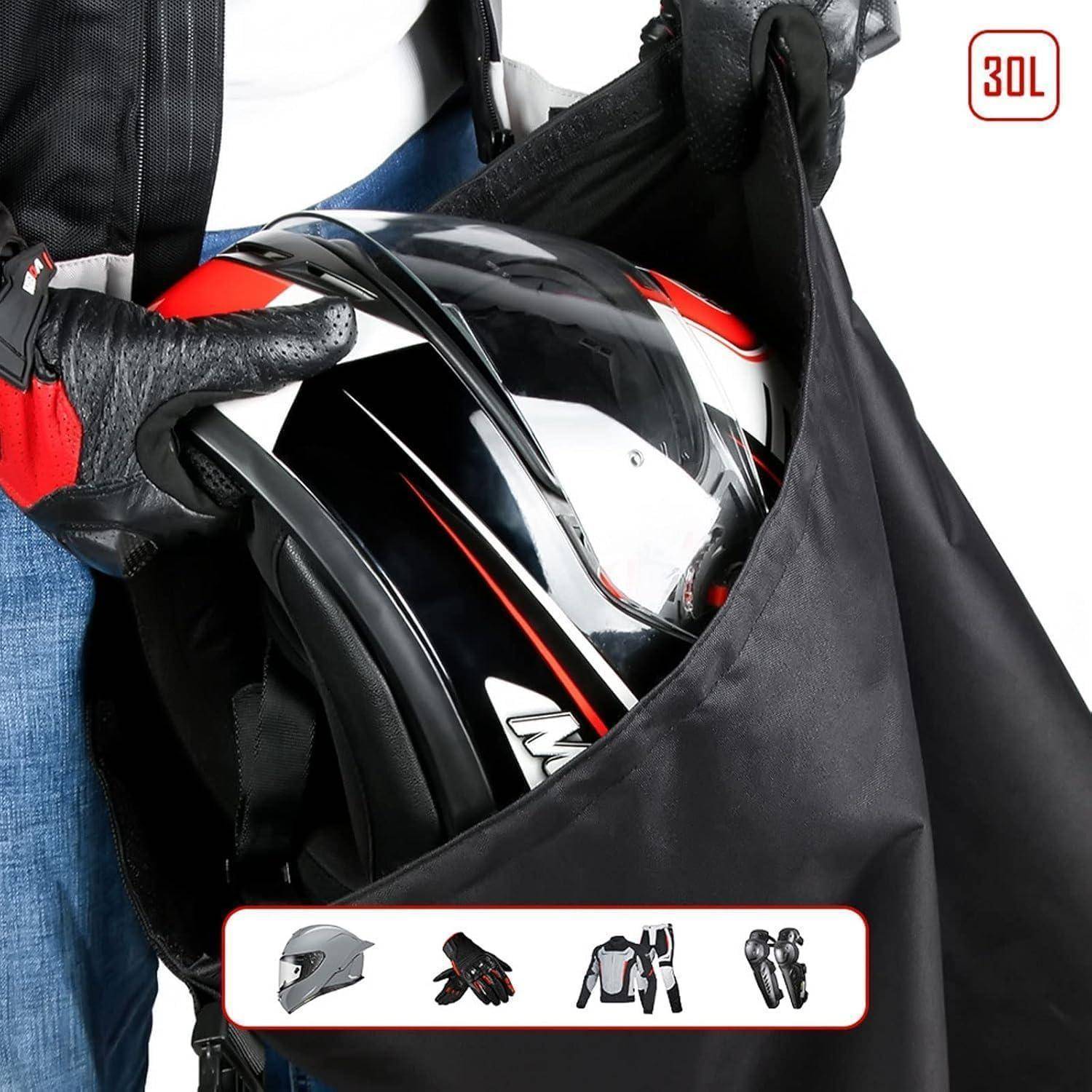 Eine 30L schwarze Ausrüstungstasche fasst einen Motorradhelm, Handschuhe, Jacke und Stiefel und zeigt damit, dass sie für den Transport von Fahrerausrüstung ausgelegt ist.