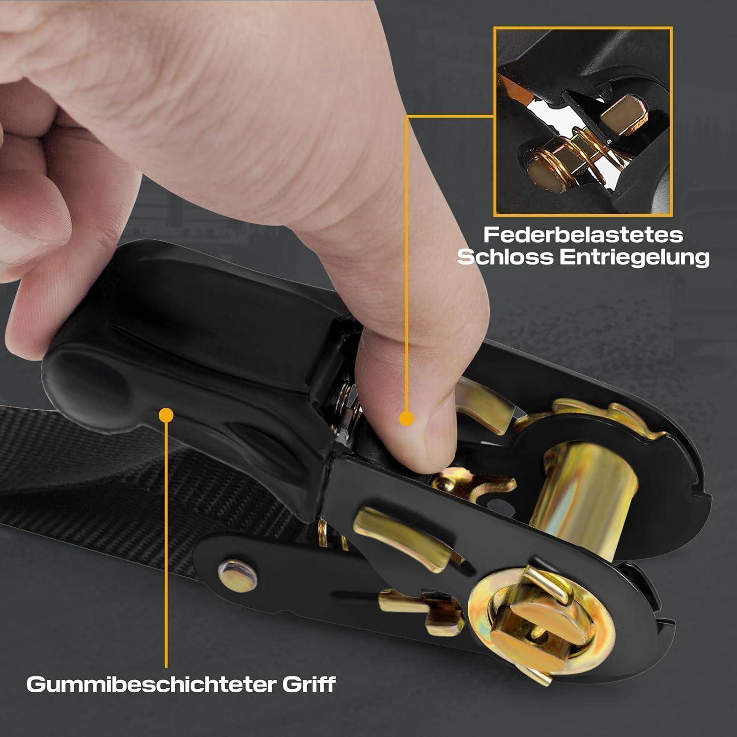 Nahaufnahme einer Hand, die einen schwarzen und goldenen federbelasteten Verriegelungsclip mit gummibeschichteter Griffoberfläche öffnet; die Einzoomung hebt den Verriegelungsmechanismus hervor.