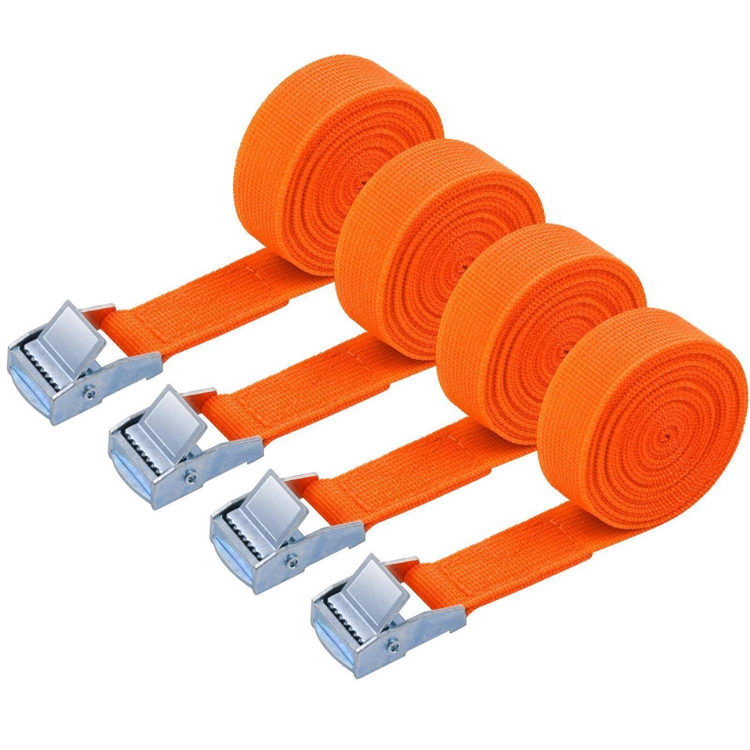 Vier orangefarbene Ratschengurte mit Metallschnallen, aufgerollt und auf weißem Hintergrund ausgelegt.