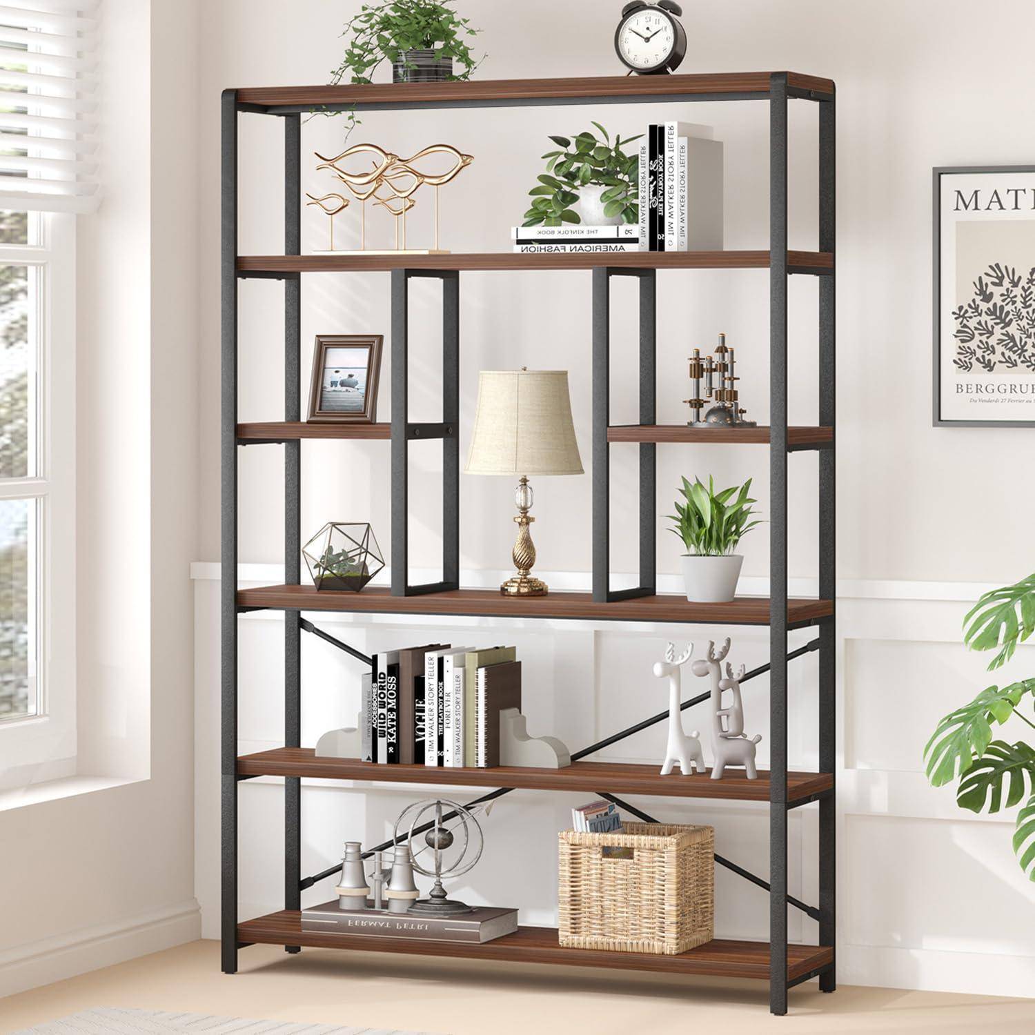 Hohes schwarzes Metall- und Holzregal in einem Wohnzimmer, dekoriert mit Büchern, Lampe, Pflanzen, Deko und einer Uhr oben.